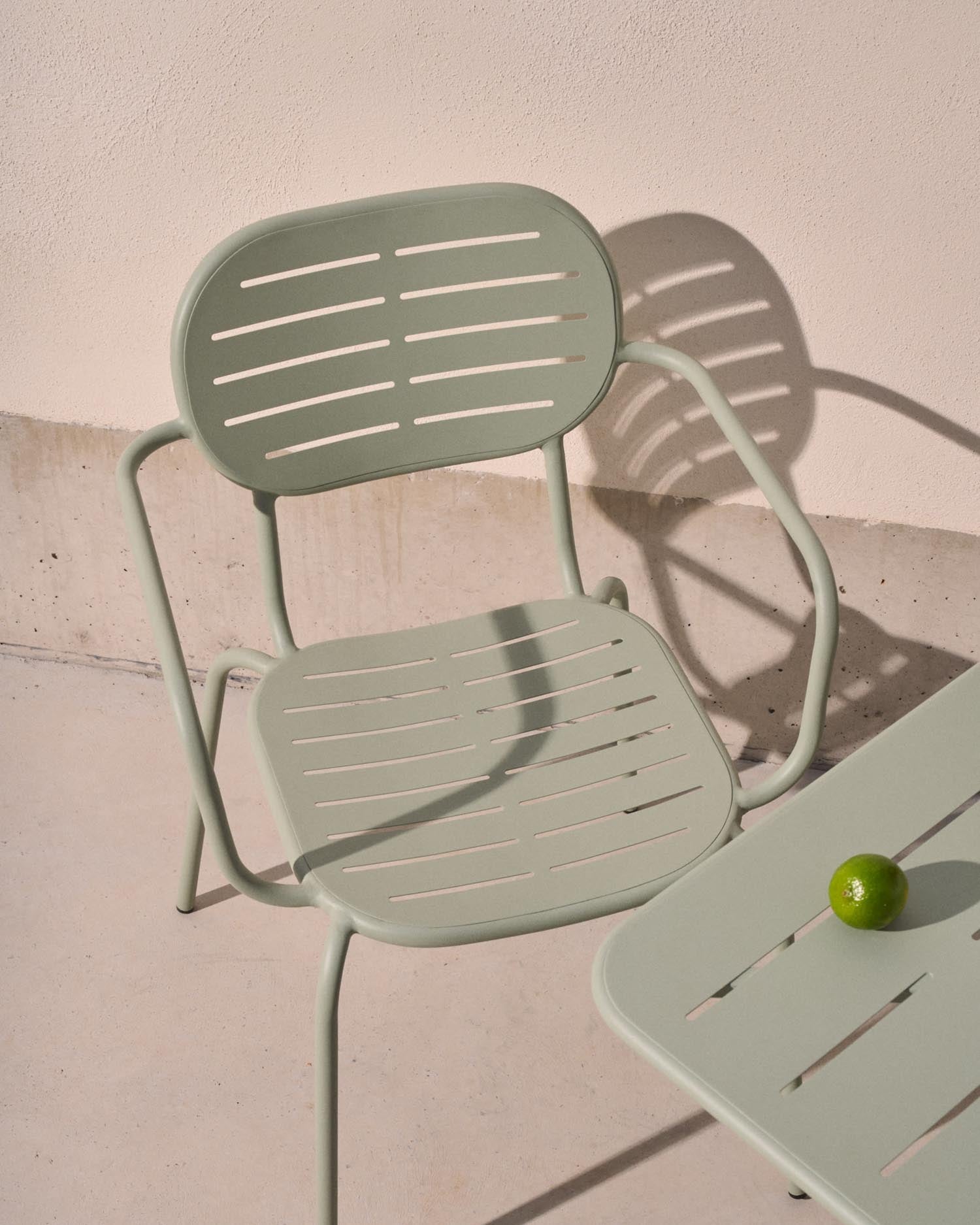 Outdoor-Stuhl Brai, stapelbar, verzinkter Stahl, Türkis, Kave Home, mit Armlehnen, langlebig, modern, ideal für Garten und Terrasse.