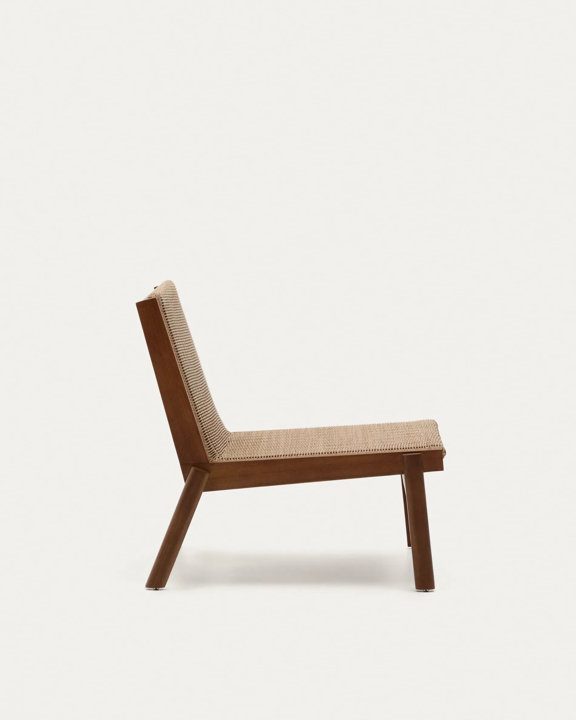 Das Sofa Itani kombiniert FSC-zertifiziertes Teakholz mit synthetischem Rattan für nachhaltigen Stil und Komfort in Ihrem Zuhause.