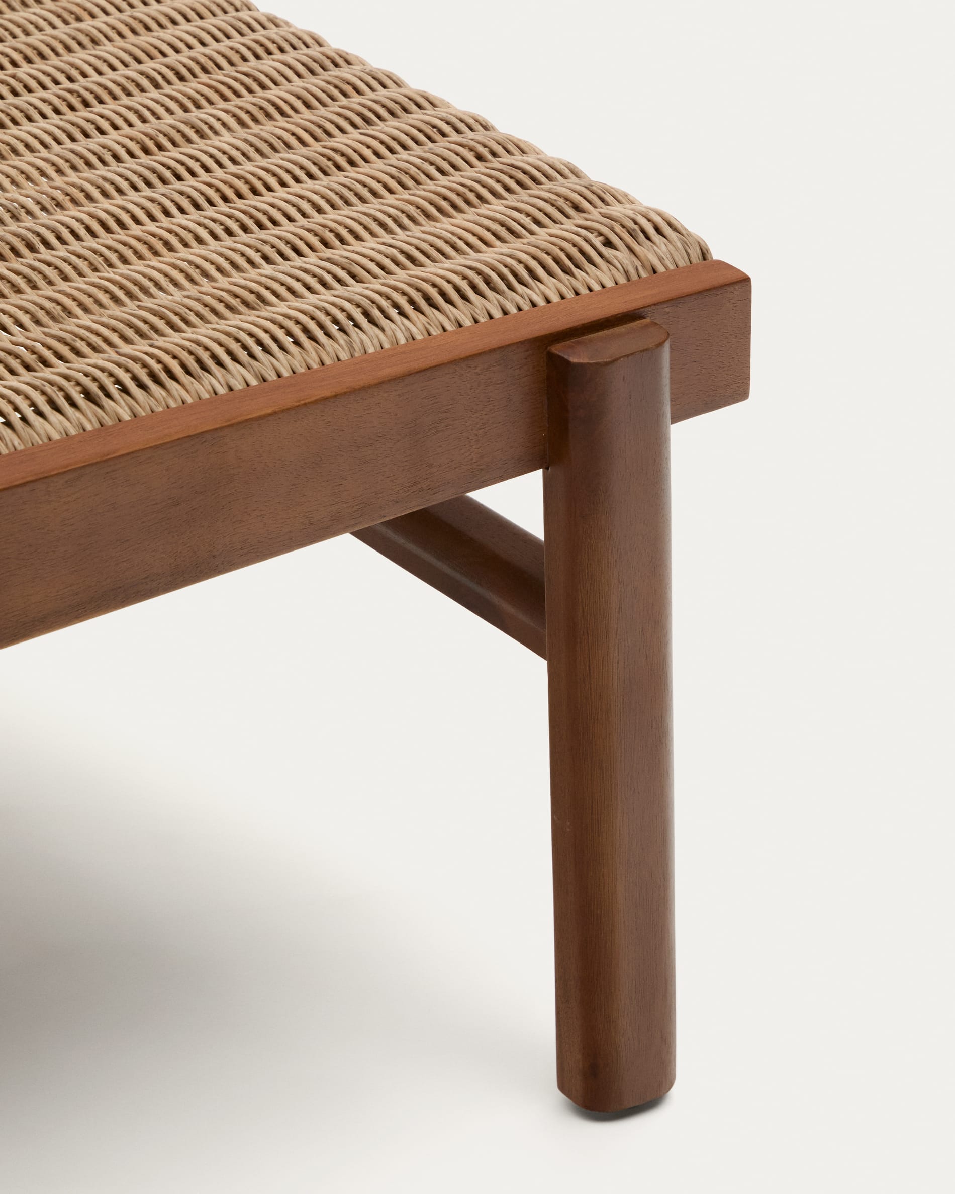 Das Itani Sofa aus FSC-zertifiziertem Teakholz und Rattan vereint Nachhaltigkeit, Komfort und modernes Design für Ihr Zuhause.