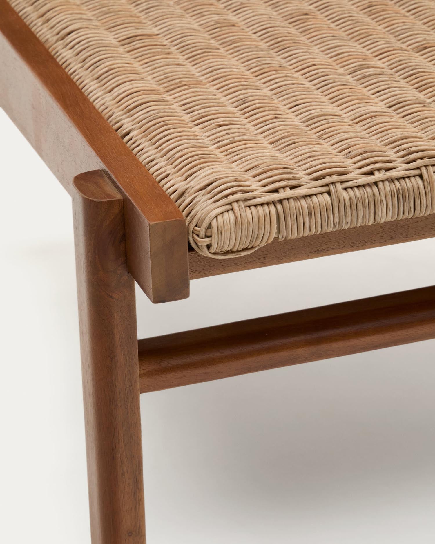 Stilvolles Sofa Itani aus FSC-zertifiziertem Teakholz und synthetischem Rattan, perfekt für nachhaltige und moderne Wohnräume.