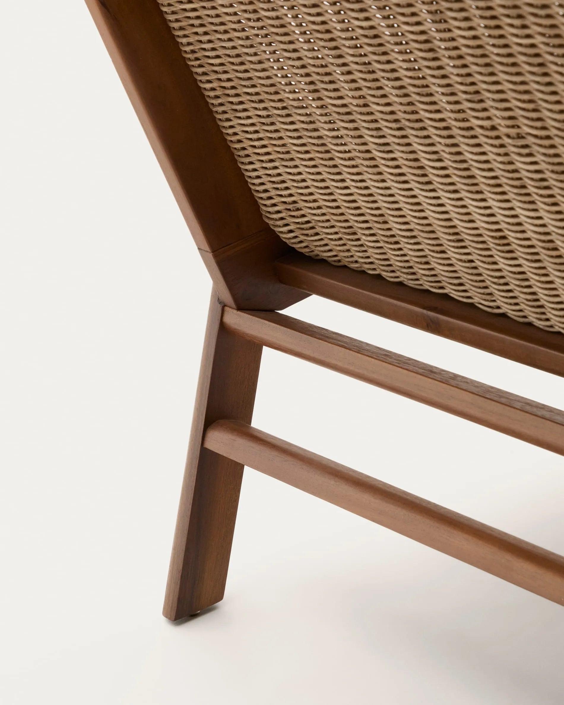Das Sofa Itani aus FSC-zertifiziertem Teakholz und synthetischem Rattan vereint Nachhaltigkeit mit modernem Stil und Komfort.