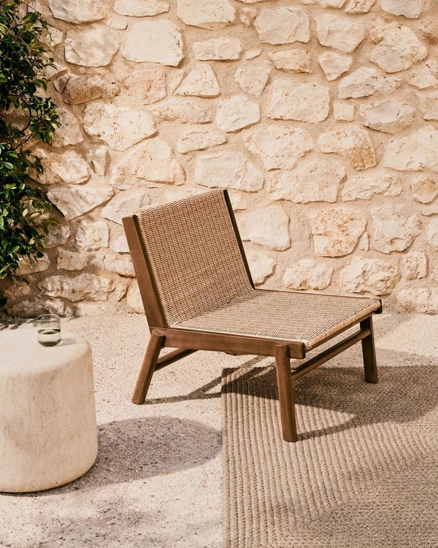 Stilvolles Sofa Itani aus FSC-zertifiziertem Teakholz und synthetischem Rattan, perfekt für nachhaltiges Wohnen.