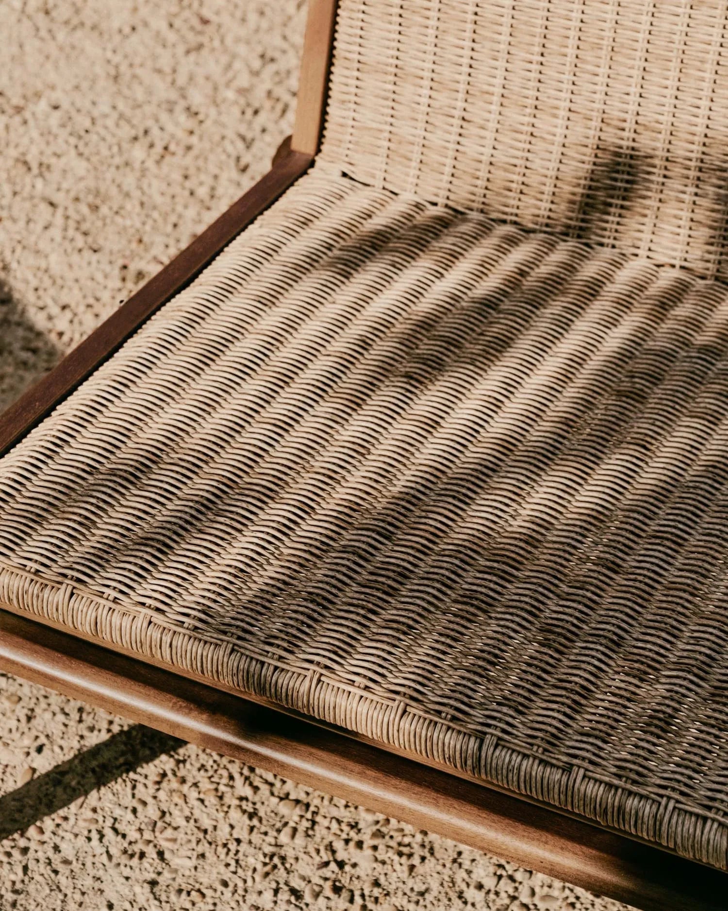 Elegantes Sofa Itani aus FSC-zertifiziertem Teakholz und synthetischem Rattan, ideal für umweltbewusstes Wohnen.