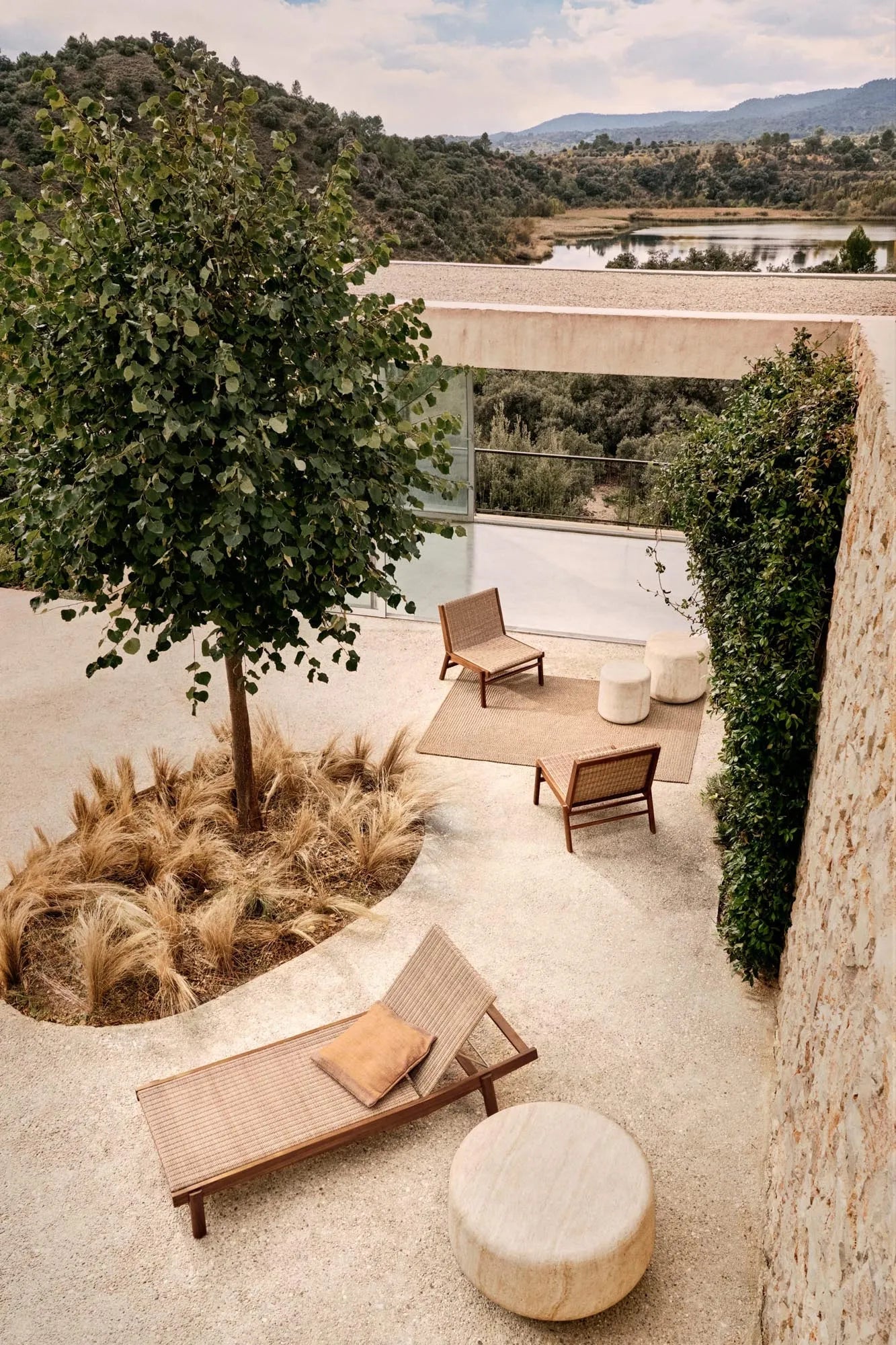 Stilvolles Sofa Itani aus nachhaltigem Teakholz und robustem Rattan, perfekt für modernes und umweltfreundliches Wohnen.