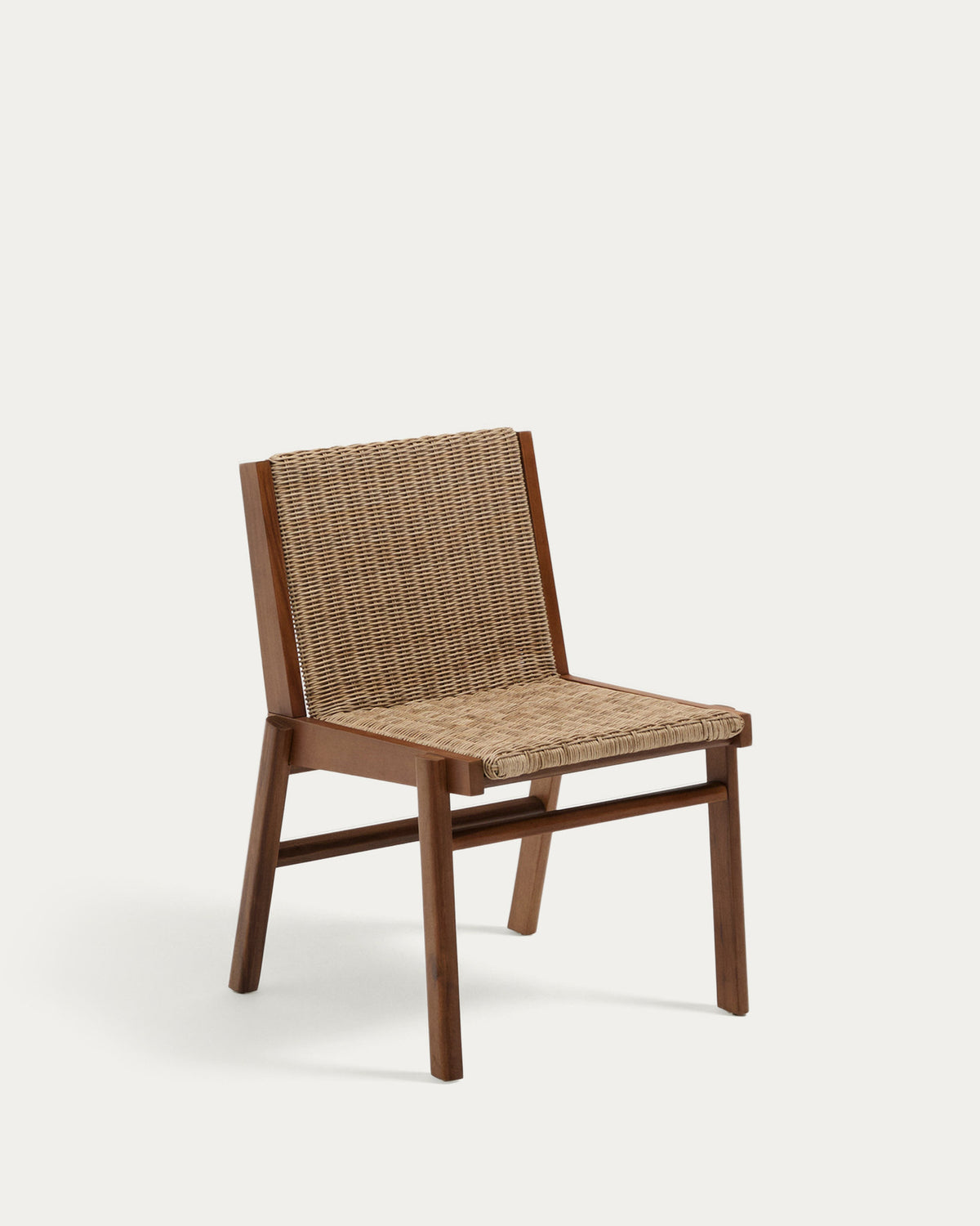 Stuhl Itani aus massivem Teakholz und synthetischem Rattan FSC 100% in Braun präsentiert im Onlineshop von KAQTU Design AG. Gartenstuhl ist von Kave Home