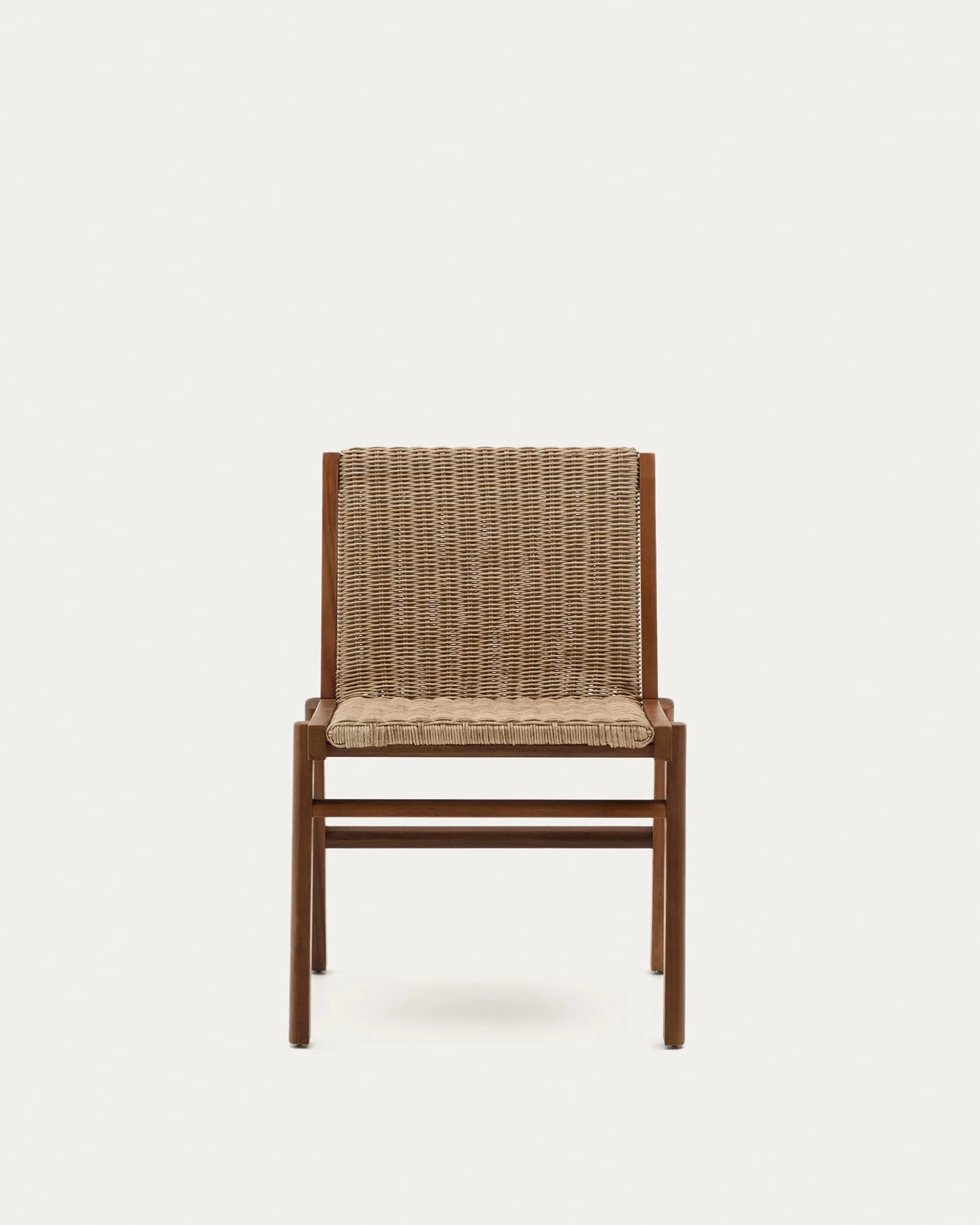Eleganter Stuhl aus nachhaltigem Teakholz und robustem Rattan, ideal für vielseitige Nutzung in Wohn- und Außenbereichen.