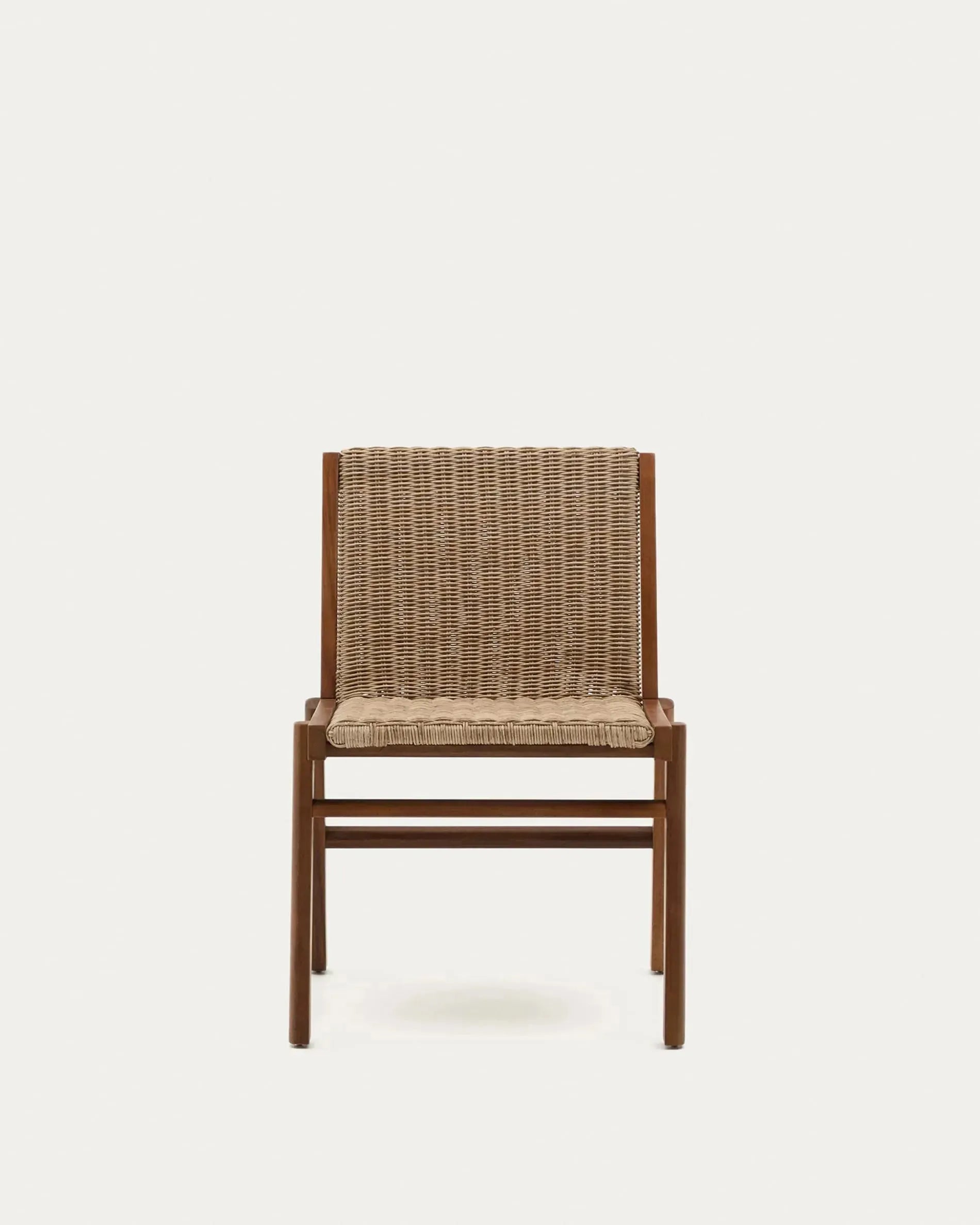 Stilvoller Stuhl aus FSC-zertifiziertem Teakholz und langlebigem Rattan, perfekt für drinnen und draußen.