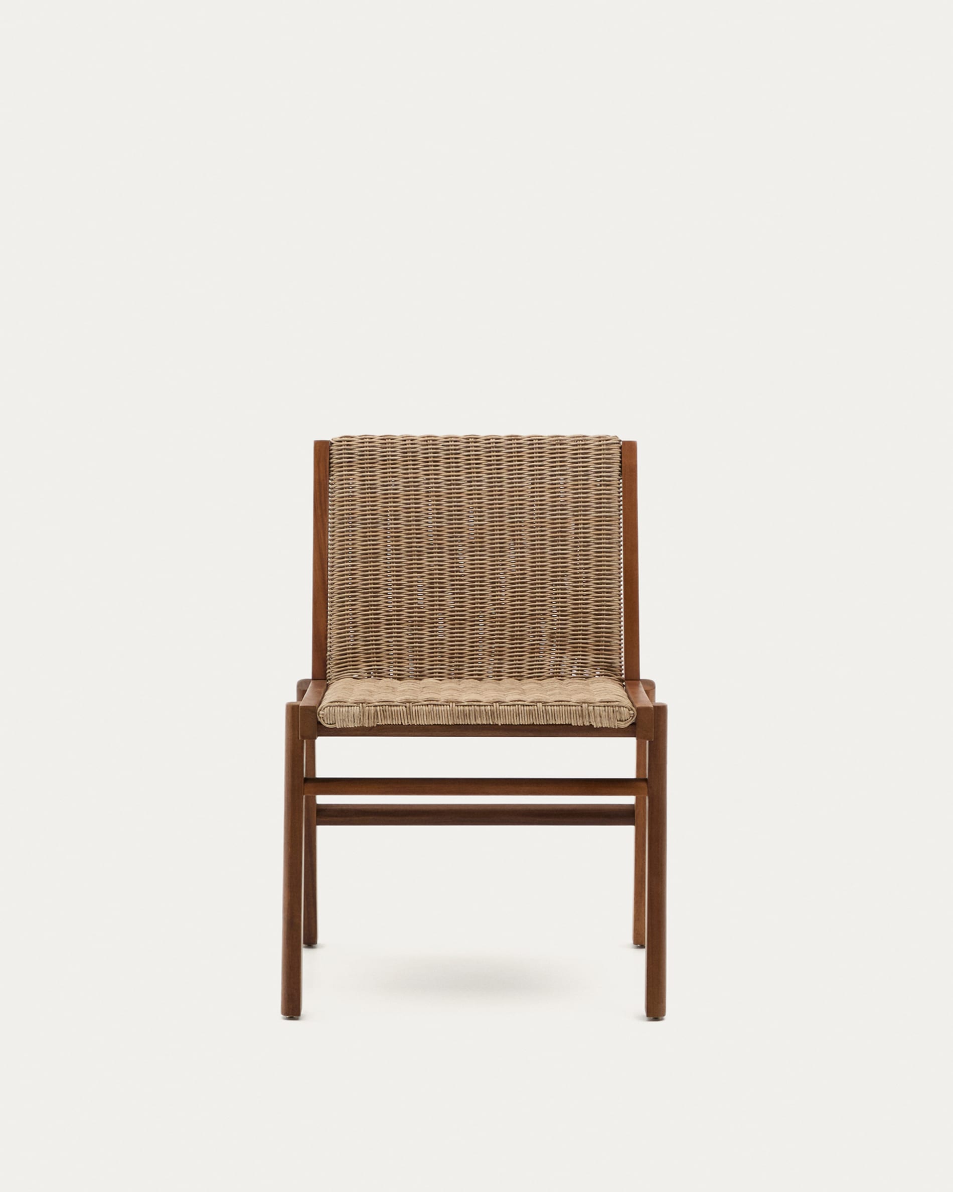 Eleganter Stuhl aus massivem Teakholz und synthetischem Rattan, FSC-zertifiziert, ideal für stilvolle Innen- und Außenbereiche.