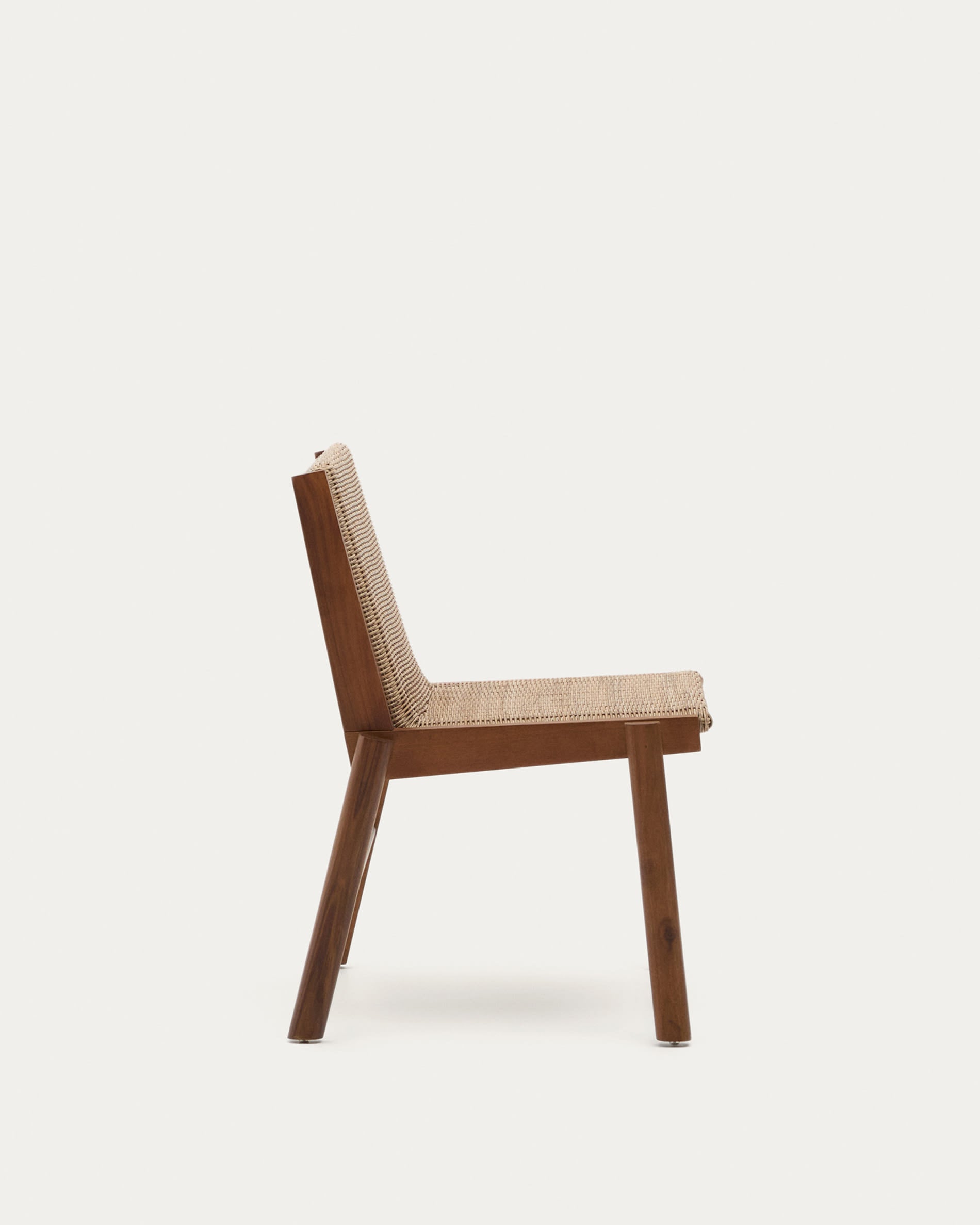 Eleganter Stuhl aus nachhaltigem Teakholz und robustem Rattan, ideal für Innen- und Außenbereiche, FSC-zertifiziert.