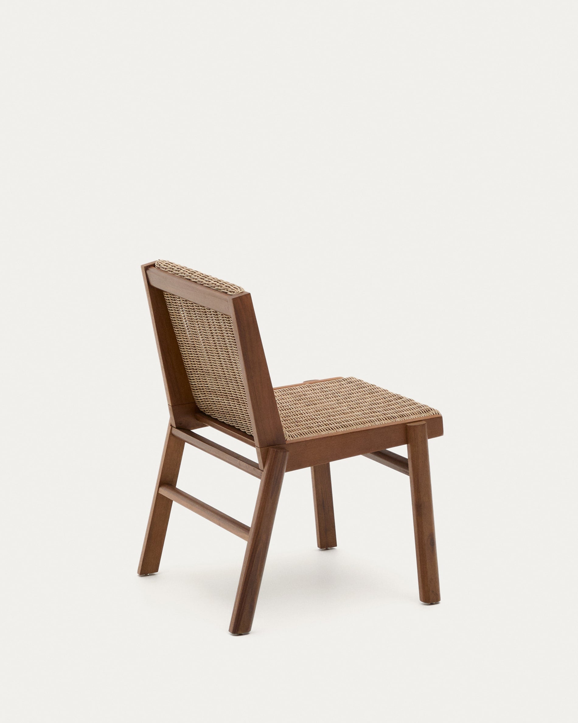 Stilvoller Stuhl aus FSC-zertifiziertem Teakholz und synthetischem Rattan, perfekt für drinnen und draußen.