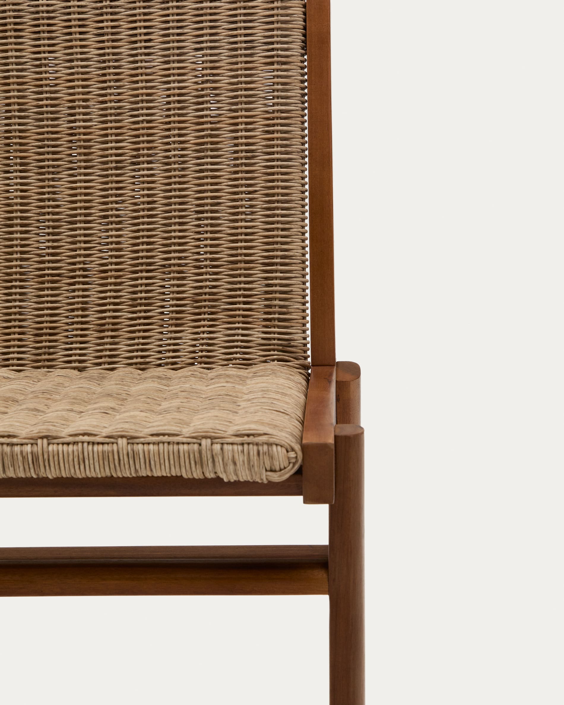 Eleganter Stuhl aus nachhaltigem Teakholz und robustem Rattan, ideal für Innen- und Außenbereiche.