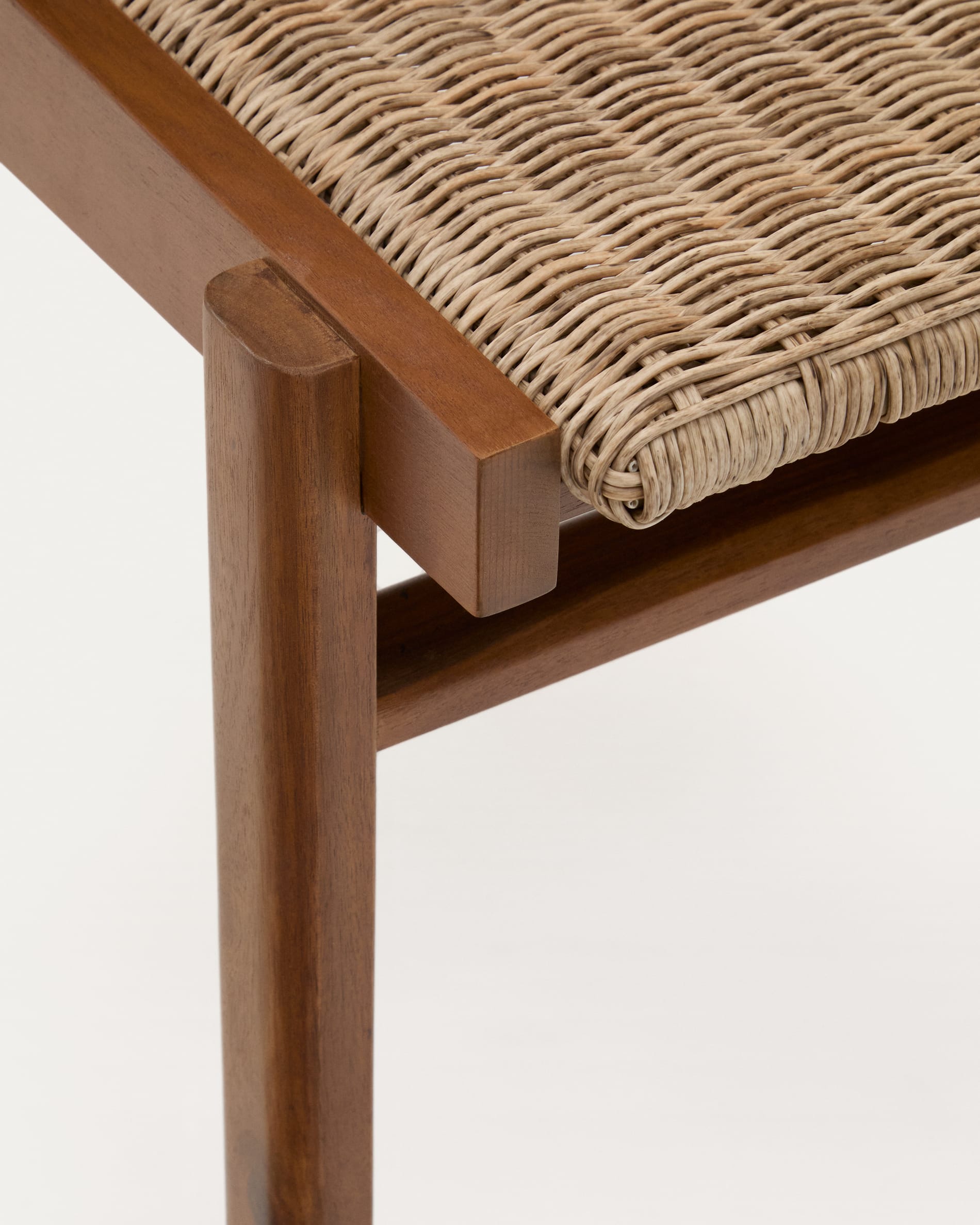 Stilvoller Stuhl aus FSC-zertifiziertem Teakholz und synthetischem Rattan, perfekt für drinnen und draußen.