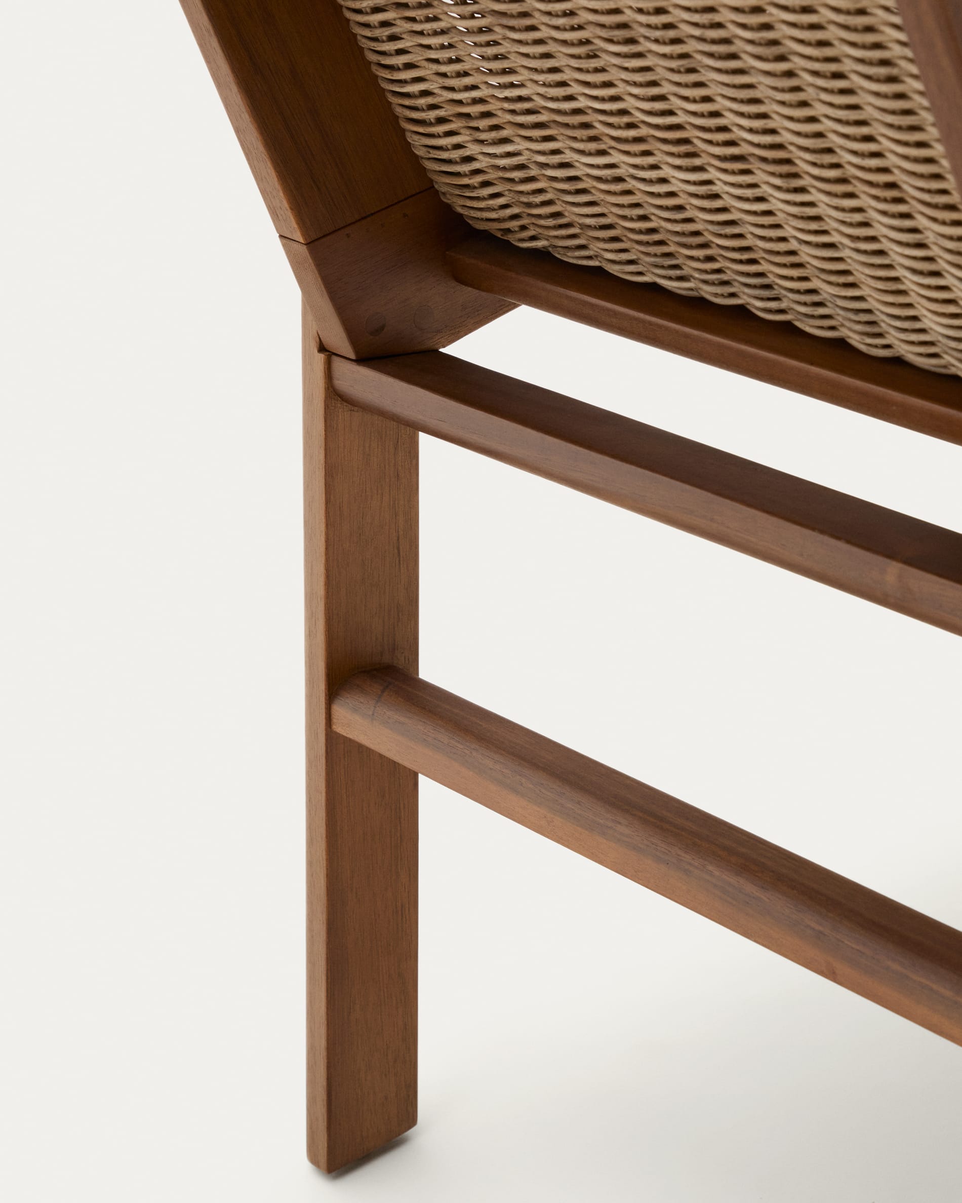 Eleganter Stuhl aus nachhaltigem Teakholz und robustem Rattan, ideal für Innen- und Außenbereiche.