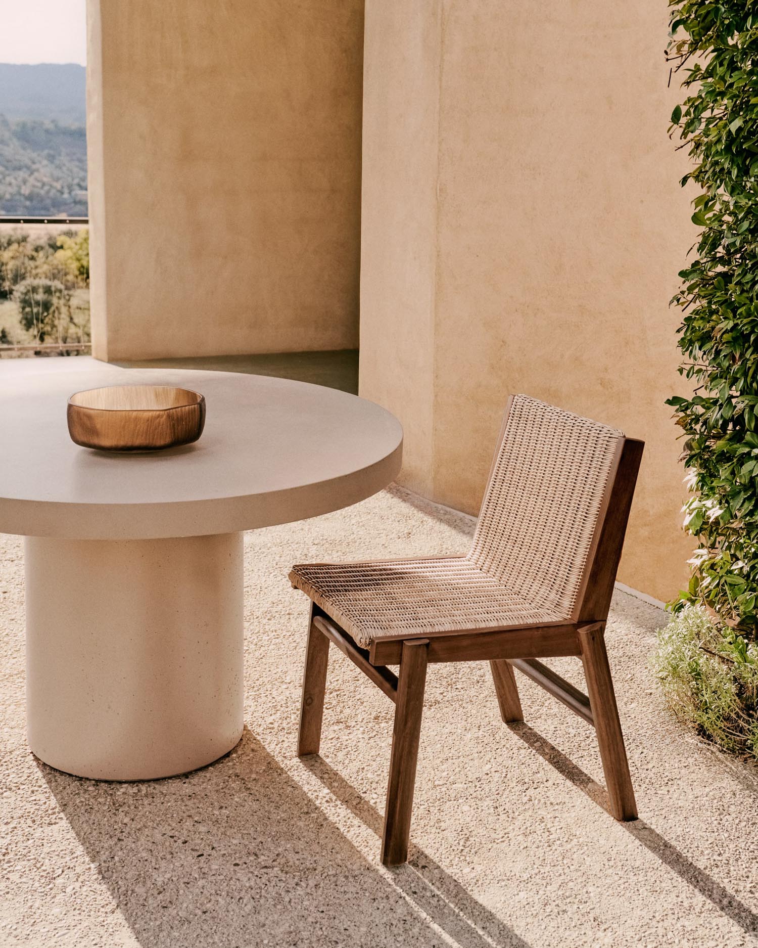 Stilvoller Stuhl aus FSC-zertifiziertem Teakholz und synthetischem Rattan, perfekt für moderne Innen- und Außenräume.