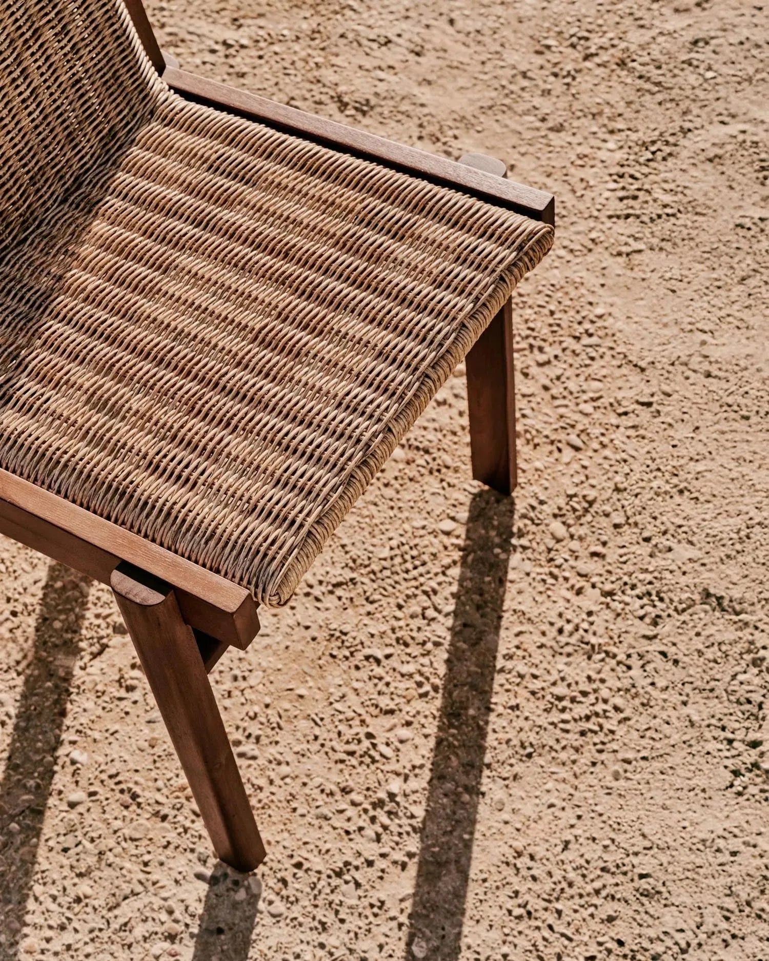 Stilvoller Stuhl aus FSC-zertifiziertem Teakholz und langlebigem Rattan, perfekt für Innen- und Außenbereiche.