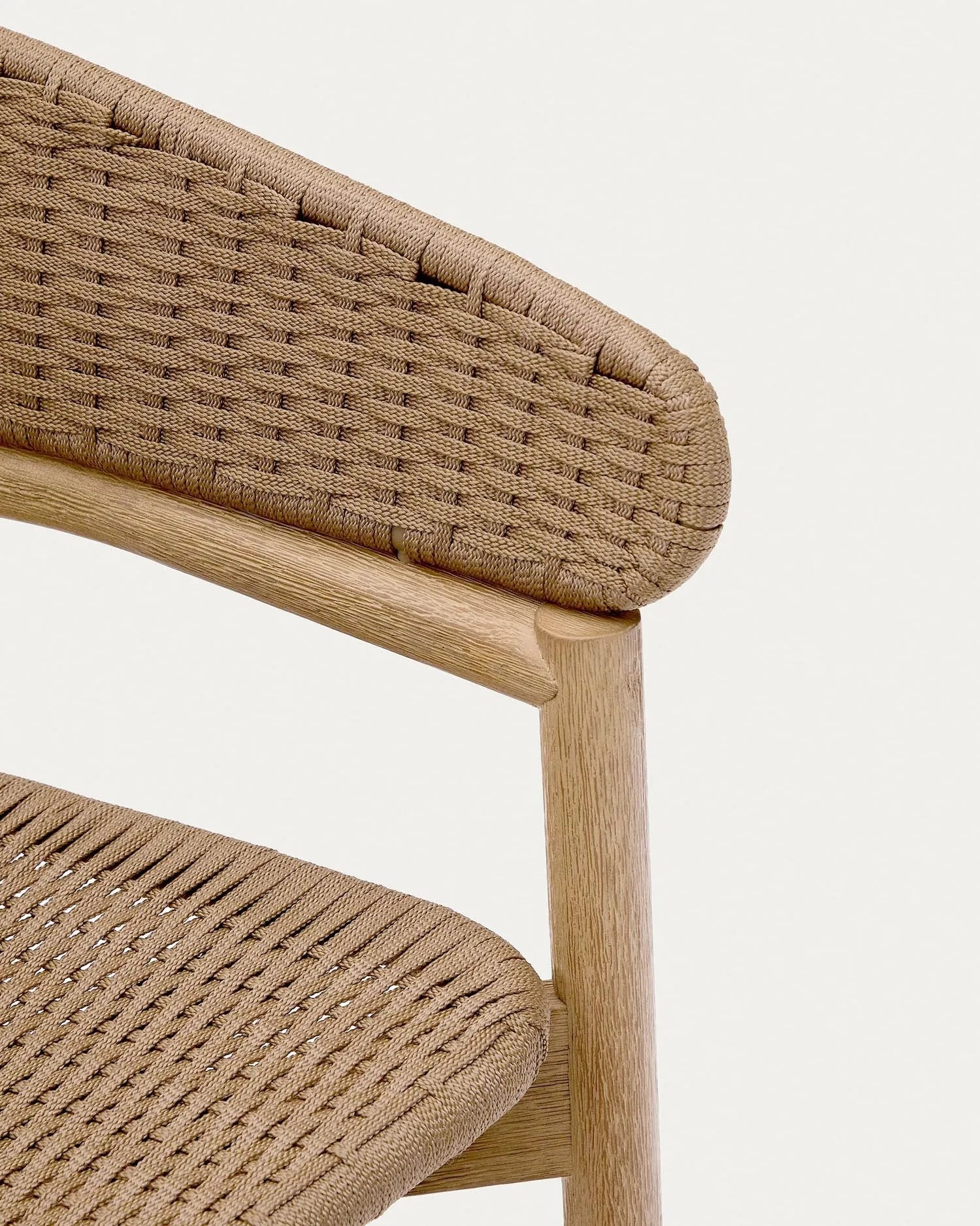 Hocker Arinella aus massivem Akazienholz, naturbelassen, mit beigem Seil, ideal für stilvolle und moderne Inneneinrichtungen.
