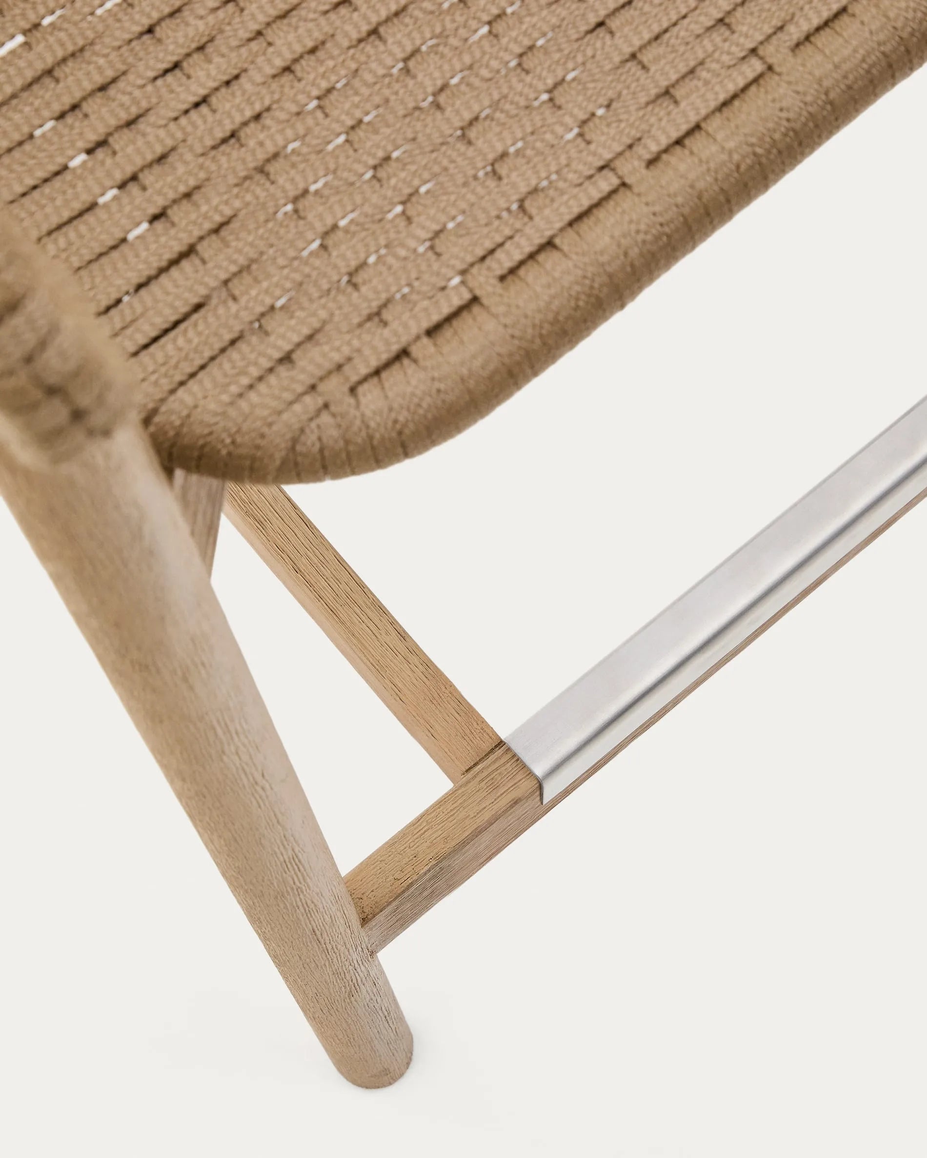 Hocker Arinella aus massivem Akazienholz, naturbelassen, mit beigem Seil, ideal für stilvolle und moderne Inneneinrichtungen.