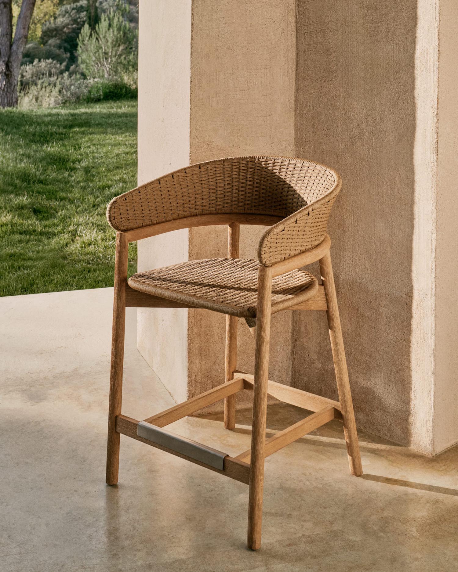 Hocker Arinella aus massivem Akazienholz mit beigem Seil: stilvoll, funktional und perfekt für jeden Außenbereich. Robust und langlebig.