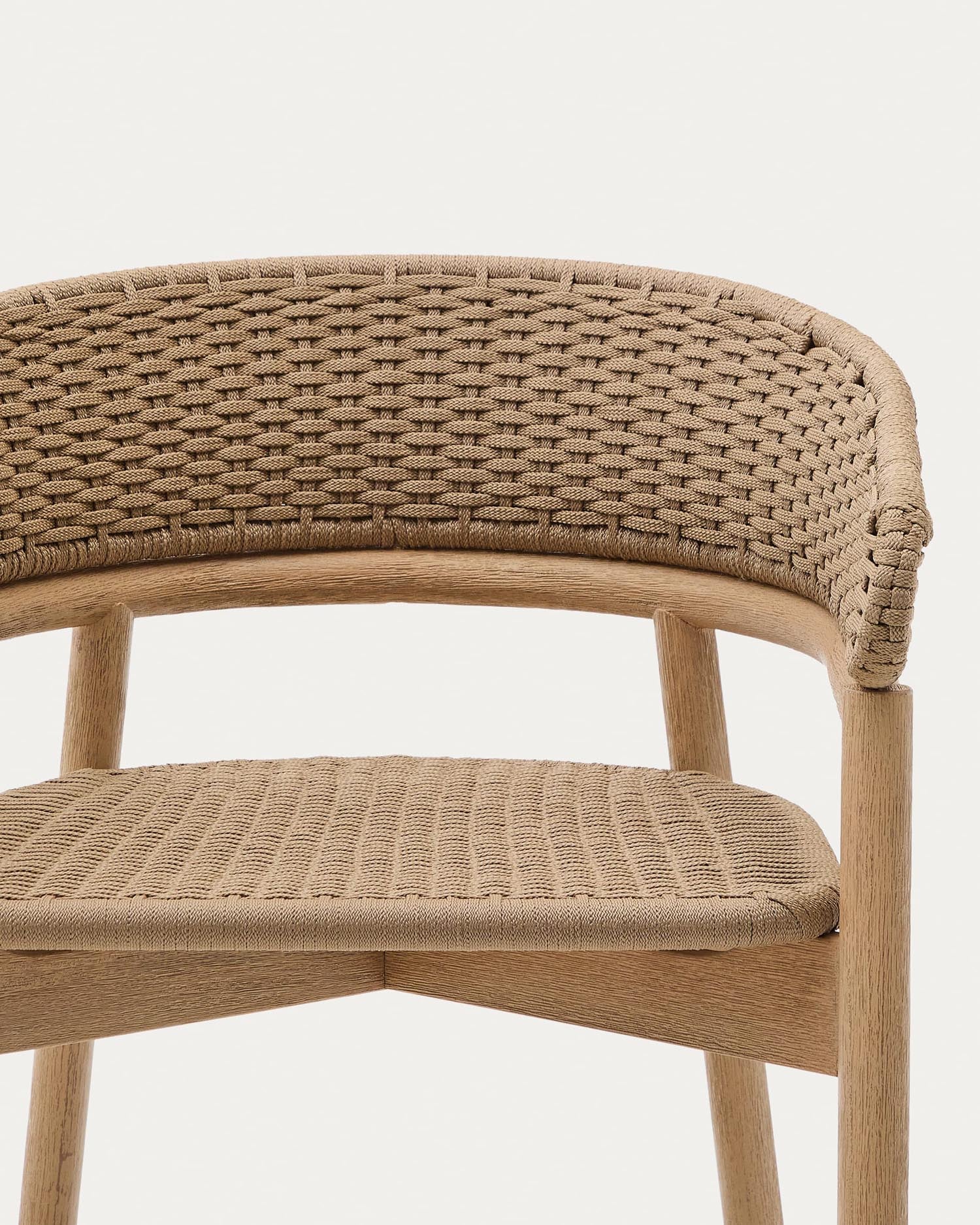 Hocker Arinella aus Akazienholz mit natürlichem Finish und beigem Seil, perfekt für moderne und elegante Wohnräume.