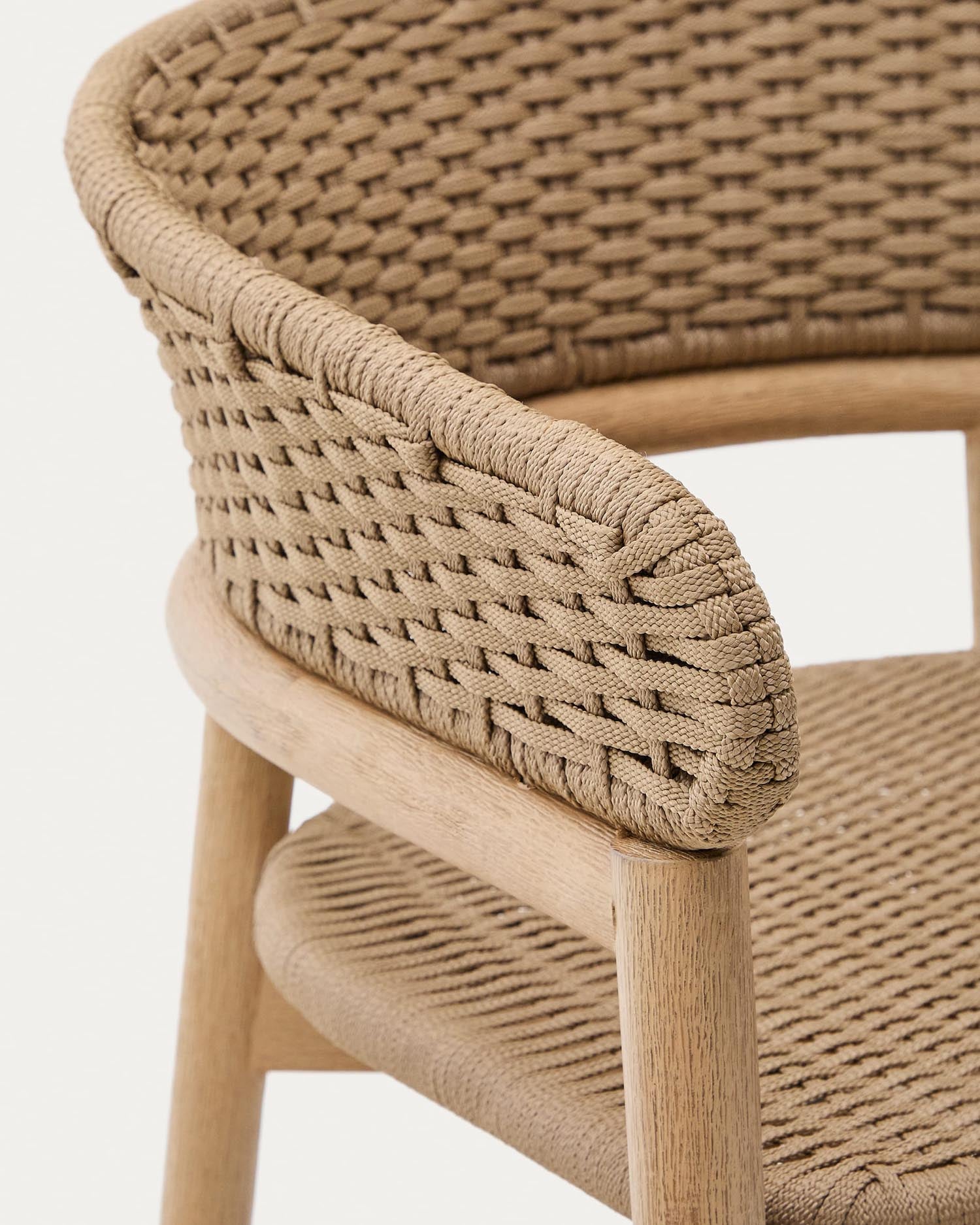 Hocker Arinella aus massivem Akazienholz, naturbelassen, mit beigem Seil, ideal für stilvolle und moderne Inneneinrichtungen.