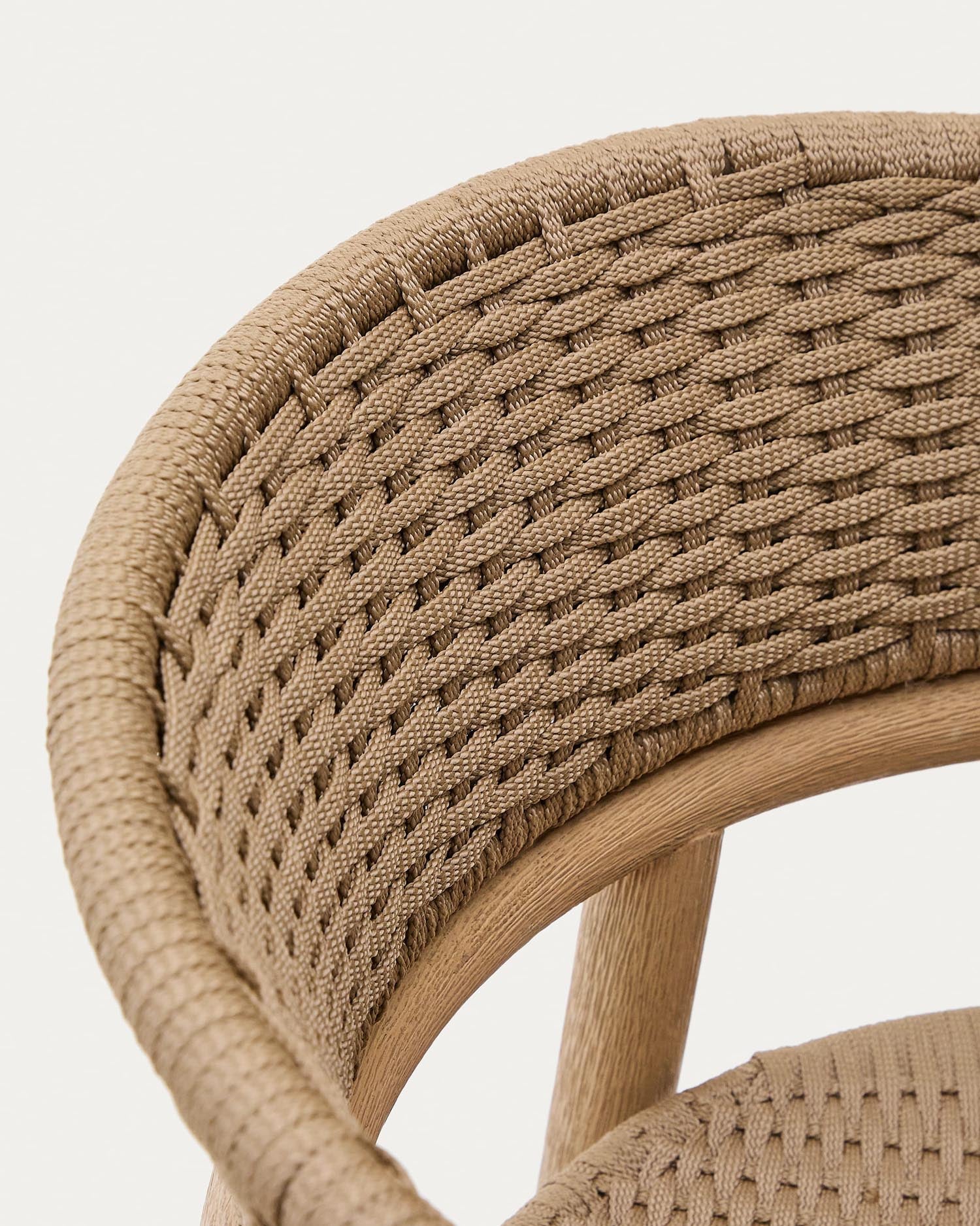 Hocker Arinella aus Akazienholz mit natürlichem Finish und beigem Seil, perfekt für moderne und elegante Wohnräume.