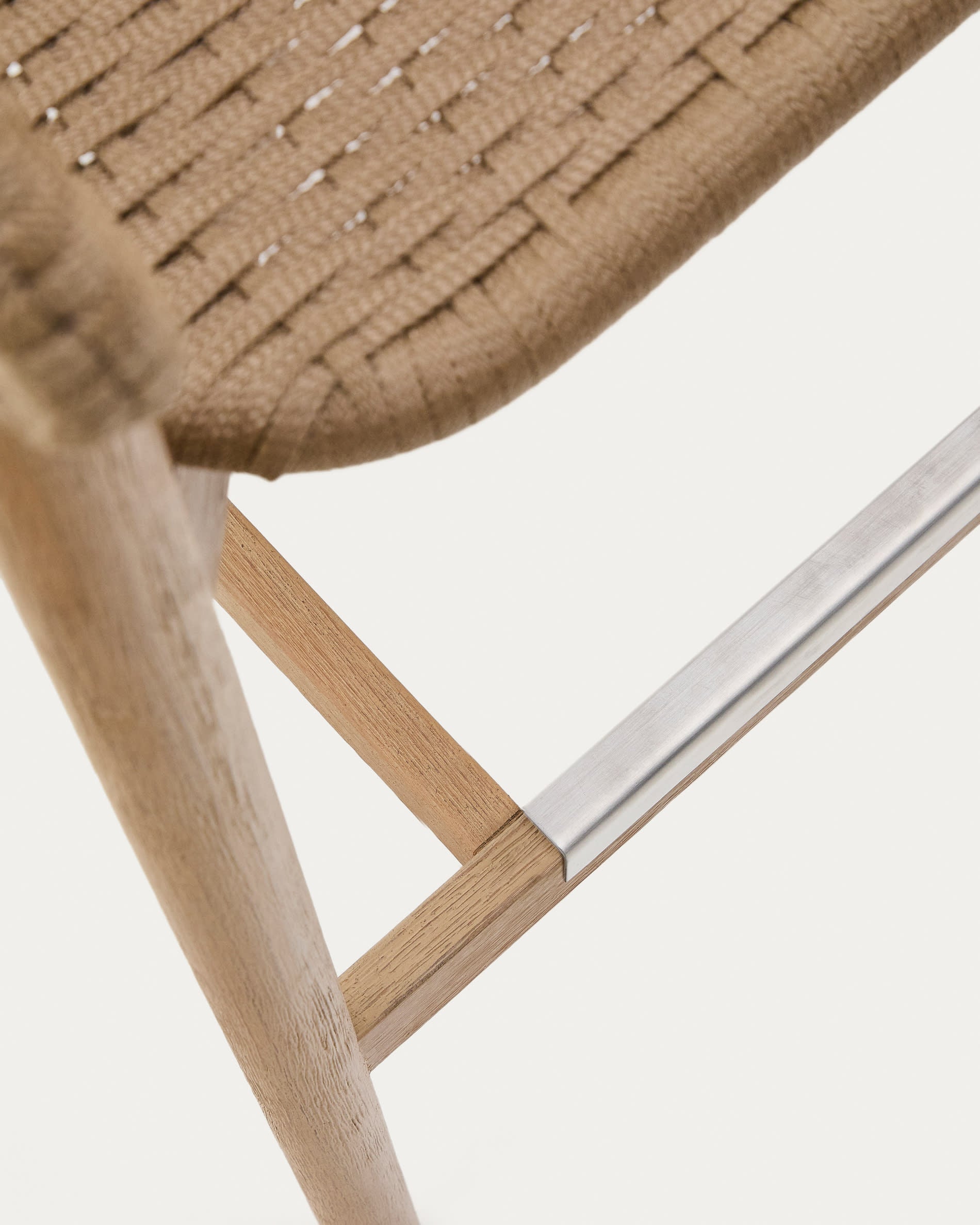 Hocker Arinella aus massivem Akazienholz, naturbelassen, mit beigem Seil, ideal für stilvolle und moderne Inneneinrichtungen.