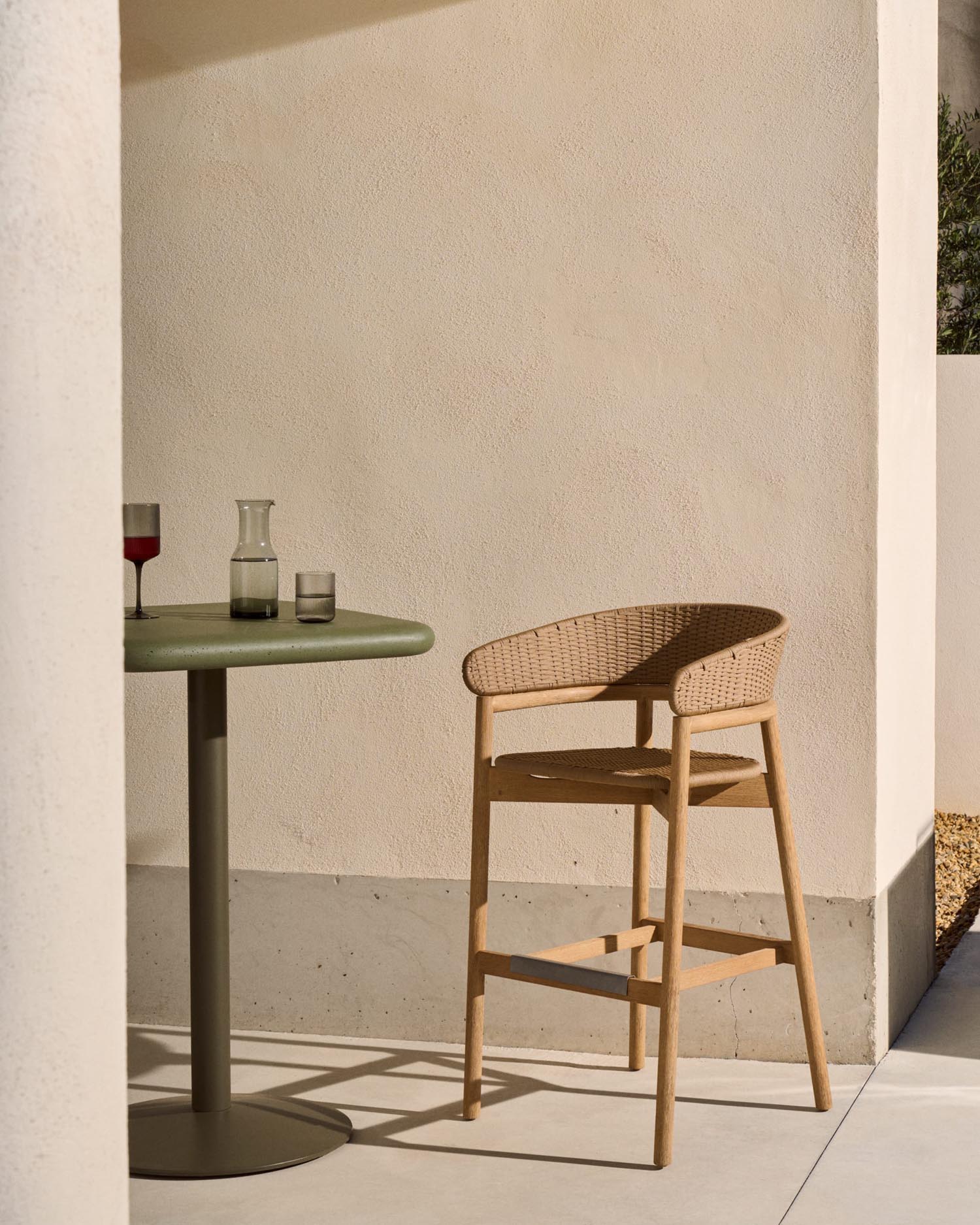 Hocker Arinella aus Akazienholz mit natürlichem Finish und beigem Seil, perfekt für moderne und elegante Wohnräume.