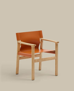 Sedia Jan realizzata con fibre di pelle riciclate in luce<tc>braun</tc> e legno massello di frassino certificato FSC 100% con finitura di colore naturale