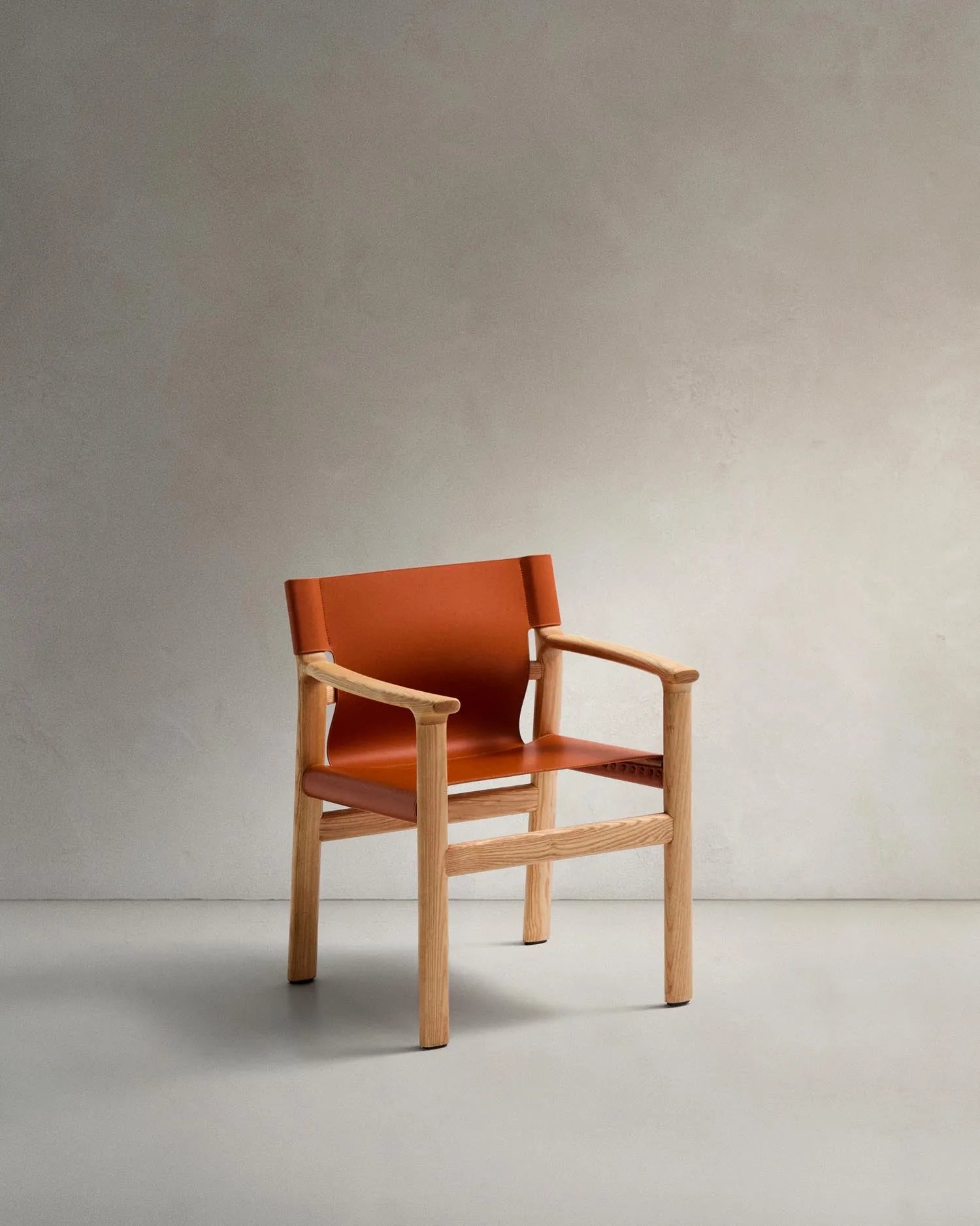 Stuhl Jan aus recycelten Lederfasern in Hellbraun und massivem Eschenholz FSC 100 % mit Finish in natürlichem Farbton in Orange präsentiert im Onlineshop von KAQTU Design AG. Stuhl ist von Kave Home