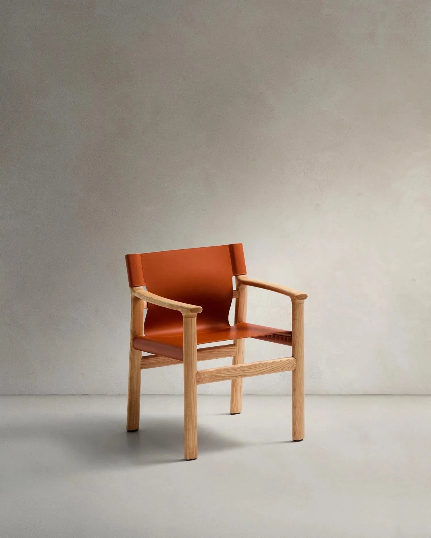 Stuhl Jan aus recycelten Lederfasern in Hellbraun und massivem Eschenholz FSC 100 % mit Finish in natürlichem Farbton in Orange präsentiert im Onlineshop von KAQTU Design AG. Stuhl ist von Kave Home