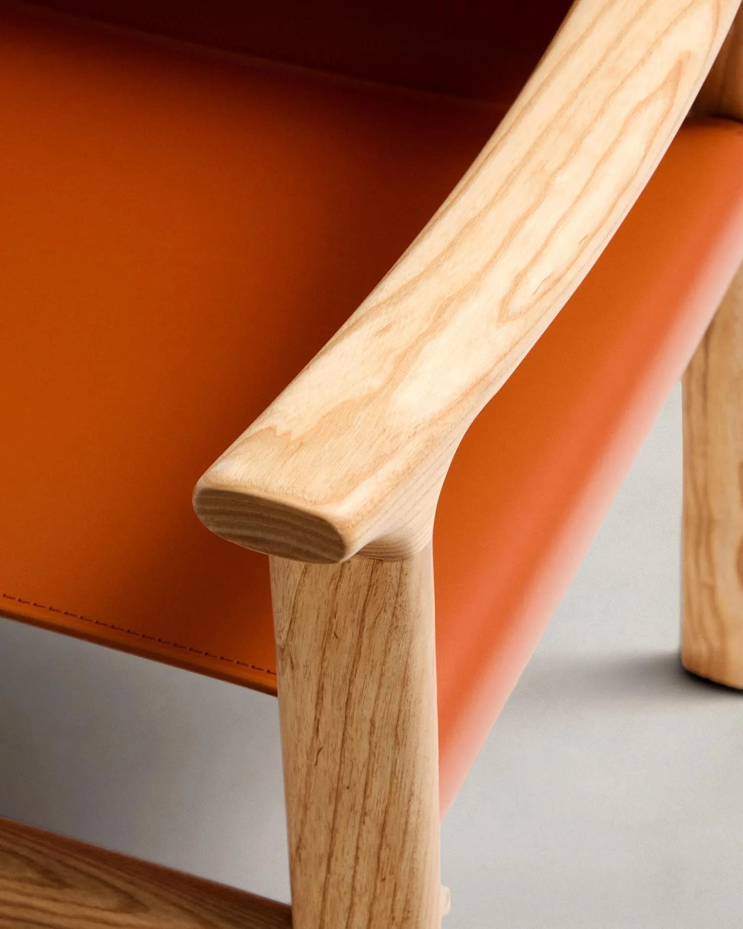 Stuhl Jan aus recycelten Lederfasern in Hellbraun und massivem Eschenholz FSC 100 % mit Finish in natürlichem Farbton in Orange präsentiert im Onlineshop von KAQTU Design AG. Stuhl ist von Kave Home