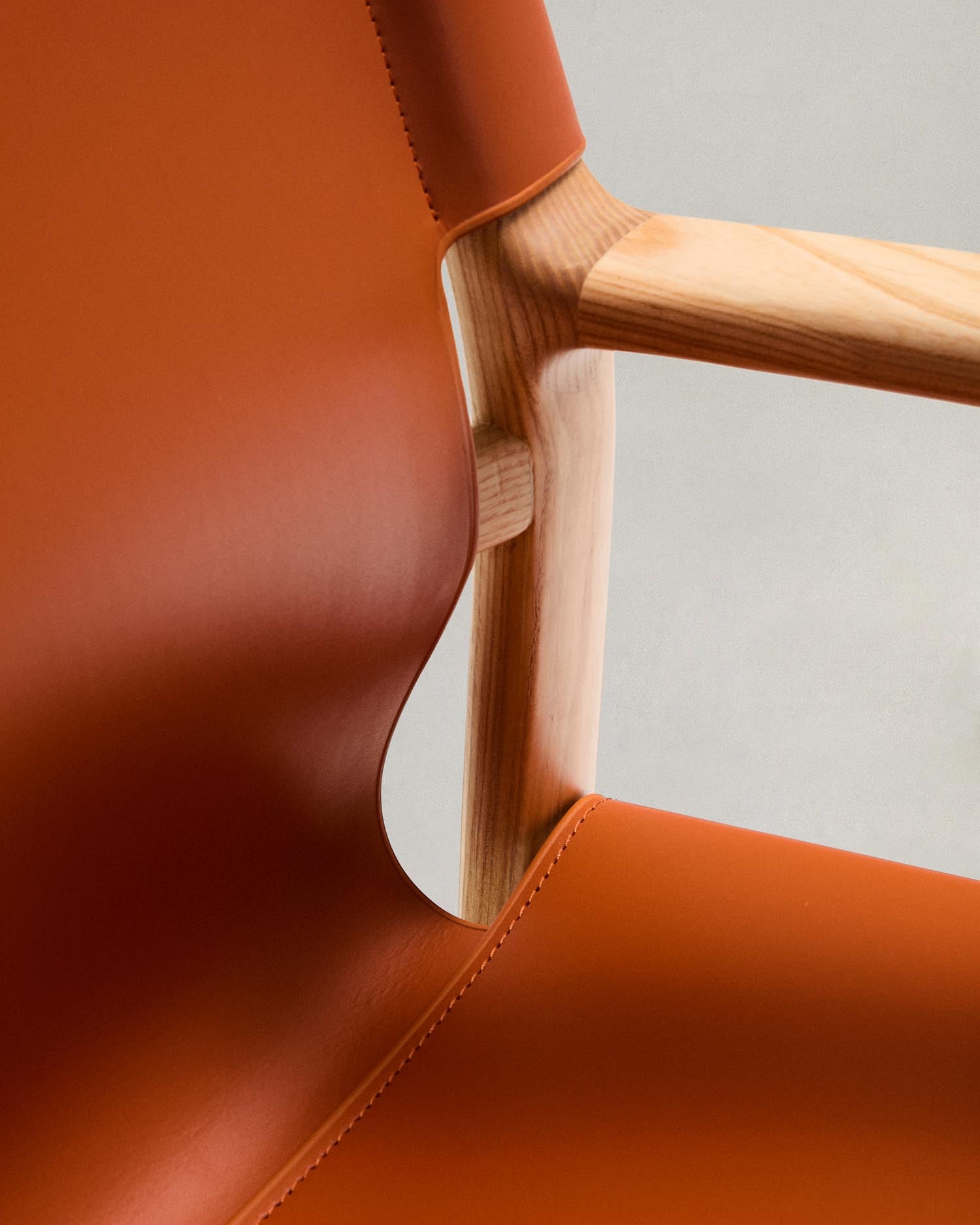 Stuhl Jan aus recycelten Lederfasern in Hellbraun und massivem Eschenholz FSC 100 % mit Finish in natürlichem Farbton in Orange präsentiert im Onlineshop von KAQTU Design AG. Stuhl ist von Kave Home