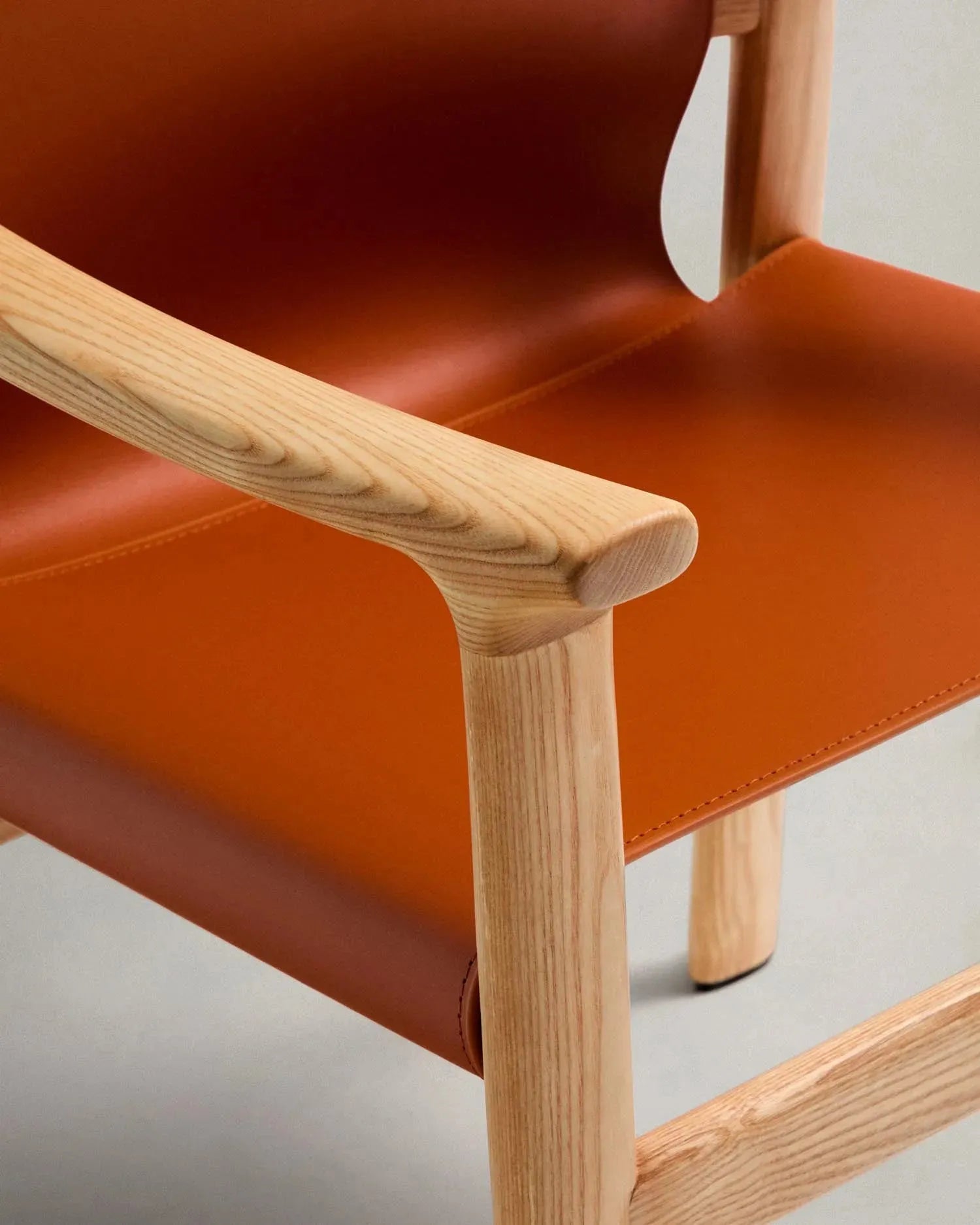 Stuhl Jan aus recycelten Lederfasern in Hellbraun und massivem Eschenholz FSC 100 % mit Finish in natürlichem Farbton in Orange präsentiert im Onlineshop von KAQTU Design AG. Stuhl ist von Kave Home