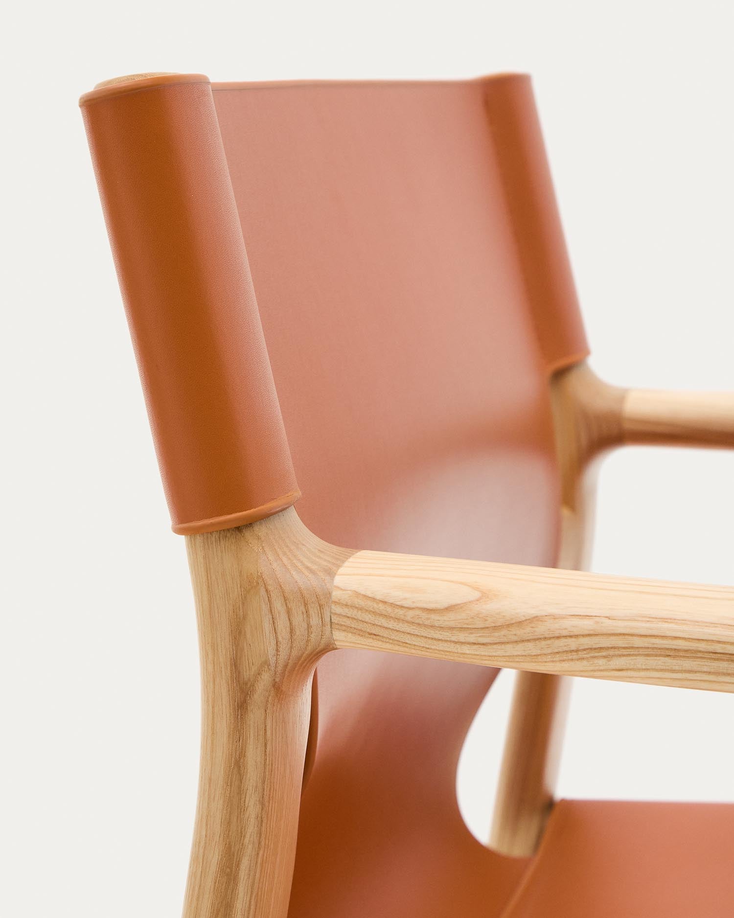 Stuhl Jan aus recycelten Lederfasern in Hellbraun und massivem Eschenholz FSC 100 % mit Finish in natürlichem Farbton in Orange präsentiert im Onlineshop von KAQTU Design AG. Stuhl ist von Kave Home