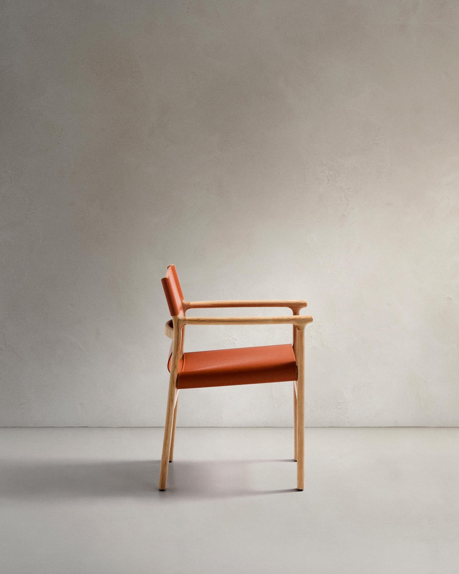 Stuhl Jan aus recycelten Lederfasern in Hellbraun und massivem Eschenholz FSC 100 % mit Finish in natürlichem Farbton in Orange präsentiert im Onlineshop von KAQTU Design AG. Stuhl ist von Kave Home