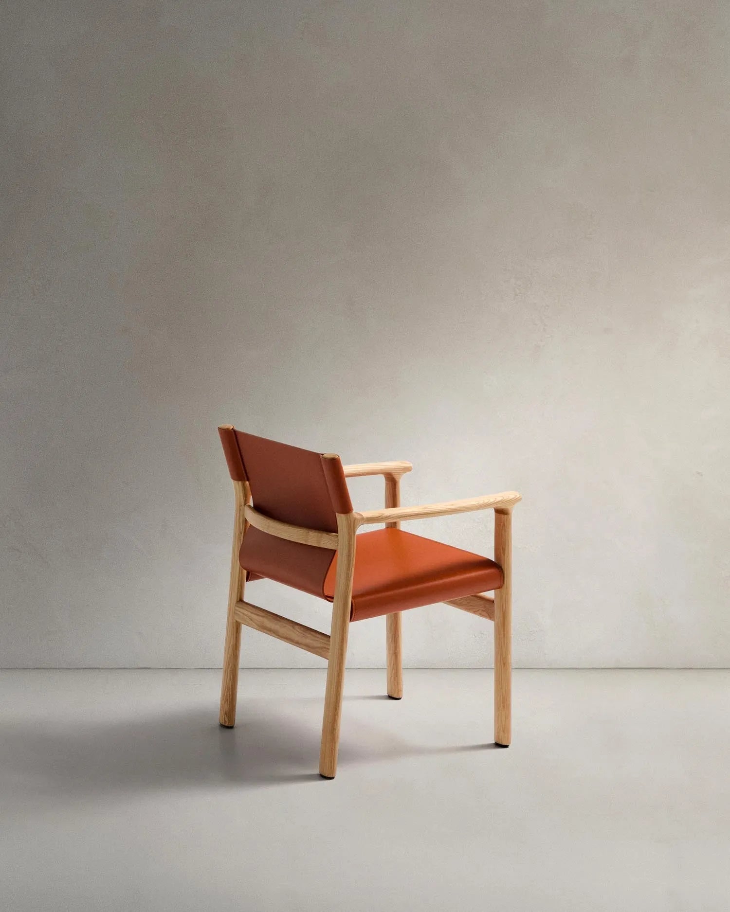 Stuhl Jan aus recycelten Lederfasern in Hellbraun und massivem Eschenholz FSC 100 % mit Finish in natürlichem Farbton in Orange präsentiert im Onlineshop von KAQTU Design AG. Stuhl ist von Kave Home