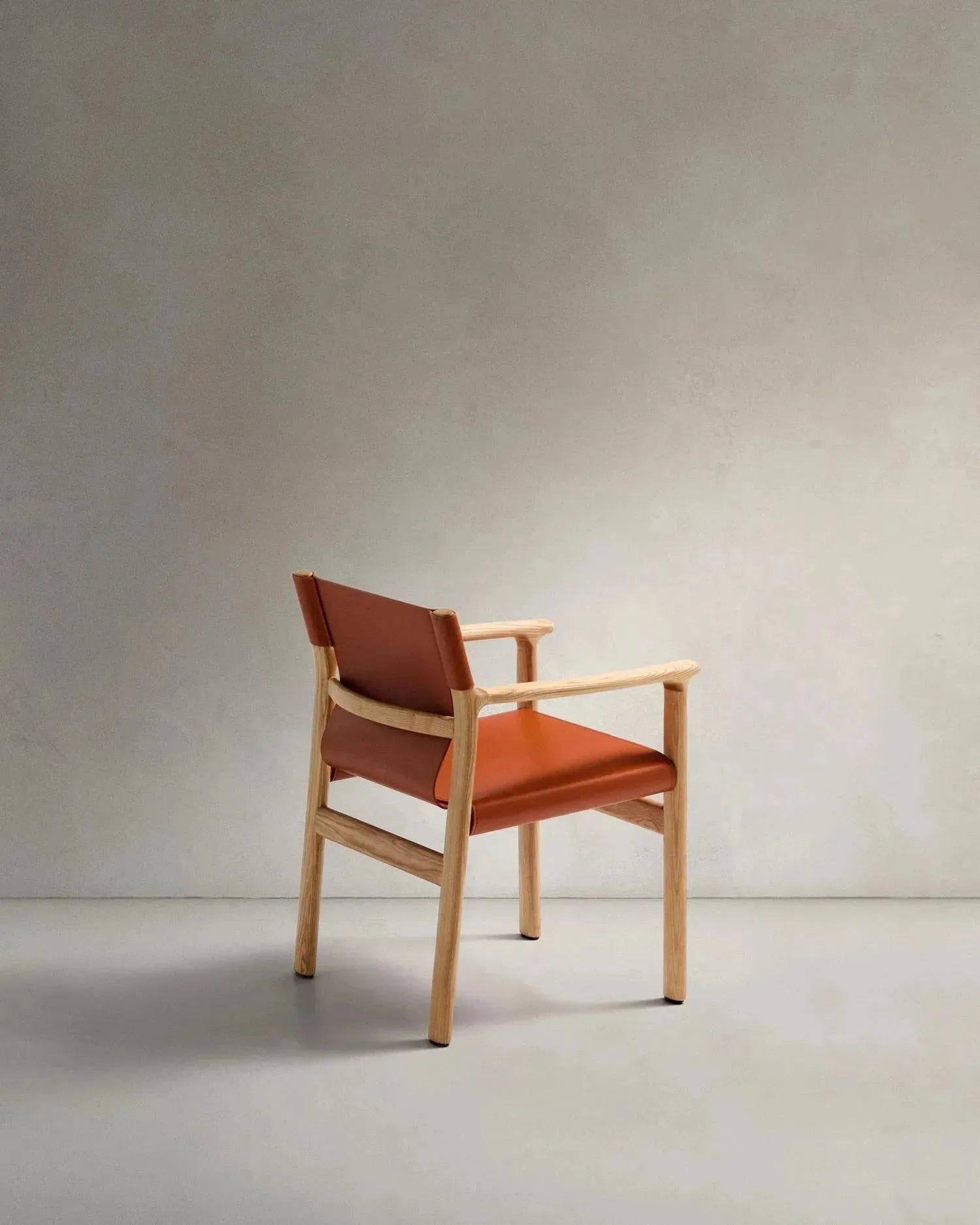 Stuhl Jan aus recycelten Lederfasern in Hellbraun und massivem Eschenholz FSC 100 % mit Finish in natürlichem Farbton in Orange präsentiert im Onlineshop von KAQTU Design AG. Stuhl ist von Kave Home