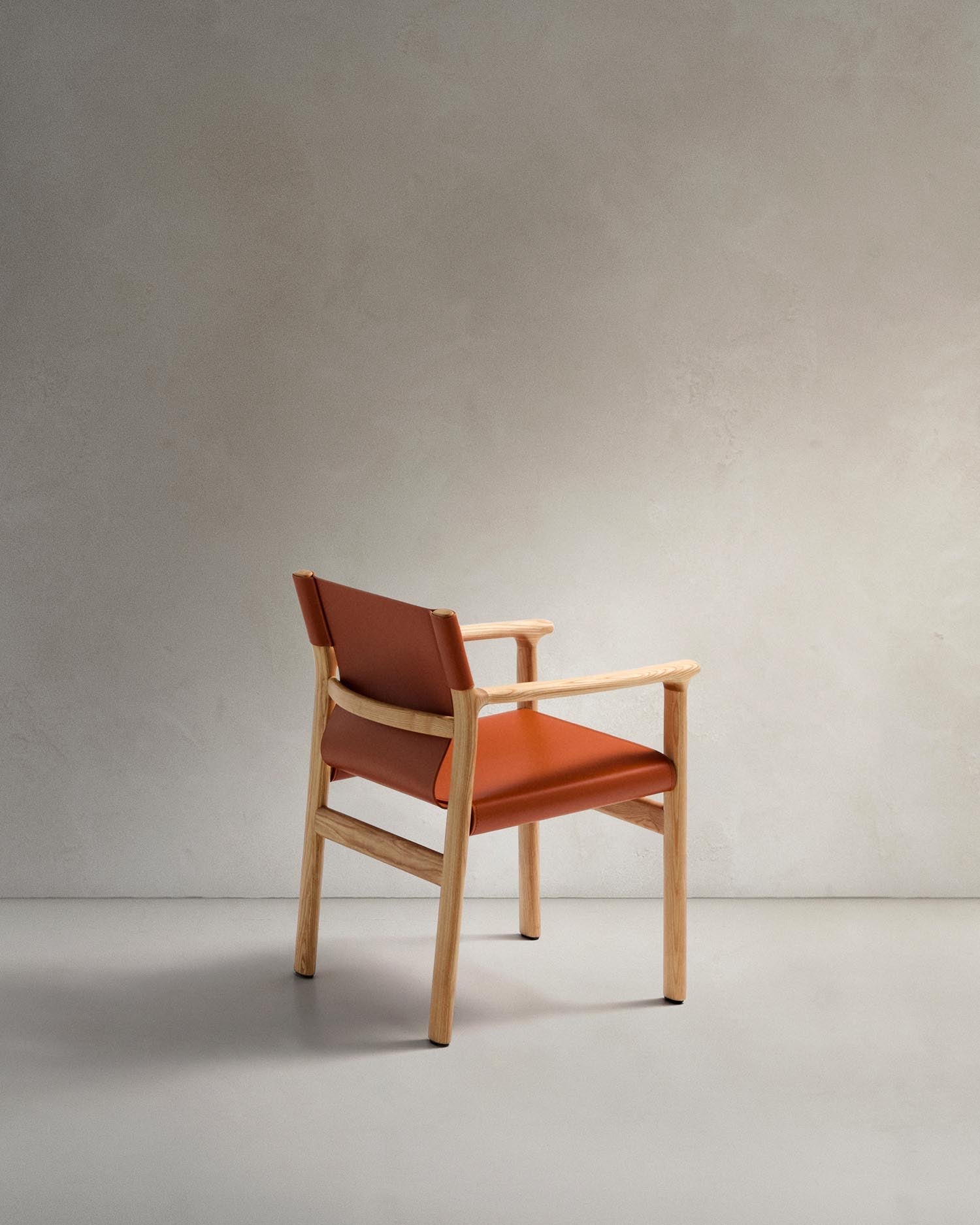 Stuhl Jan aus recycelten Lederfasern in Hellbraun und massivem Eschenholz FSC 100 % mit Finish in natürlichem Farbton in Orange präsentiert im Onlineshop von KAQTU Design AG. Stuhl ist von Kave Home