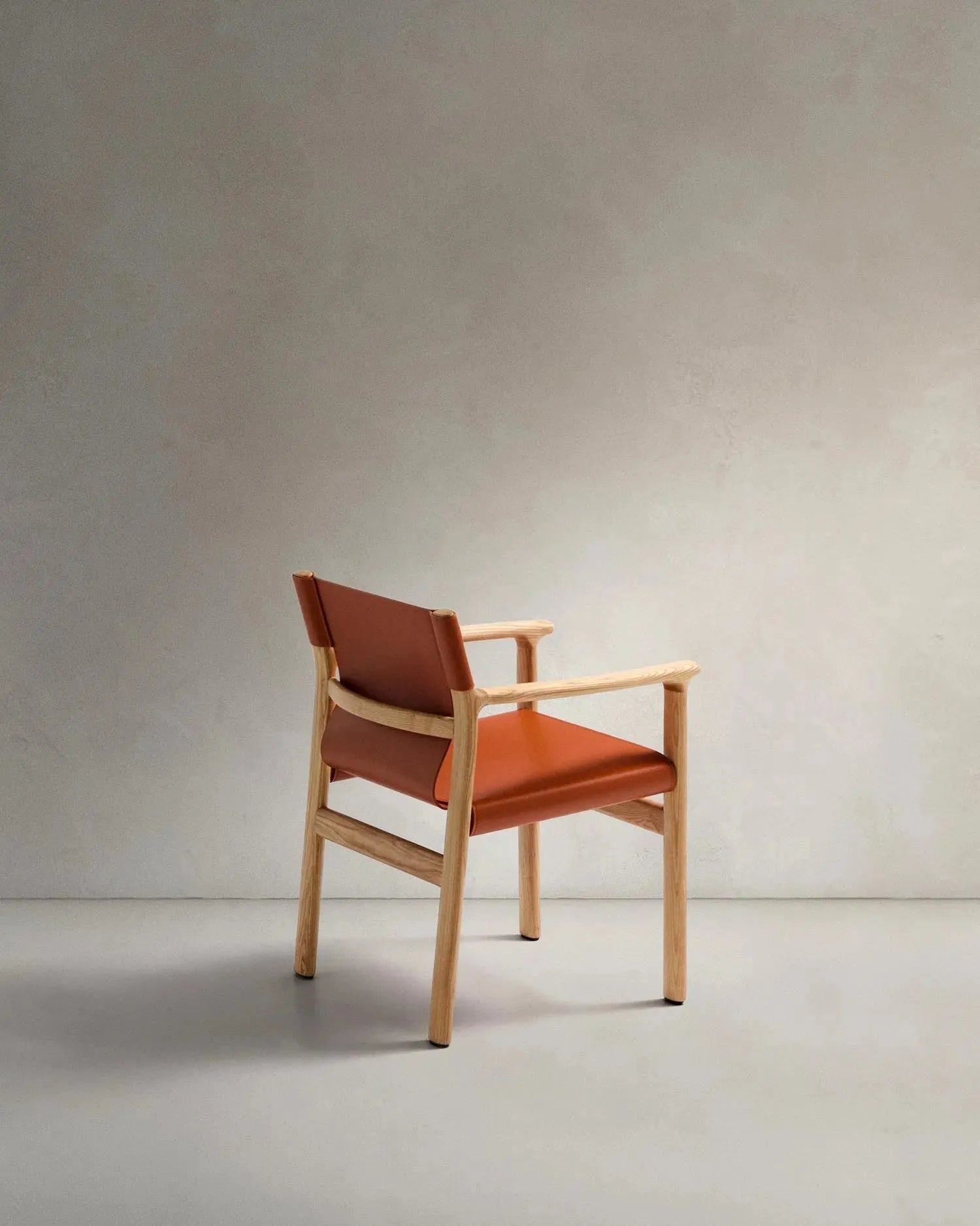 Stuhl Jan aus recycelten Lederfasern in Hellbraun und massivem Eschenholz FSC 100 % mit Finish in natürlichem Farbton in Orange präsentiert im Onlineshop von KAQTU Design AG. Stuhl ist von Kave Home