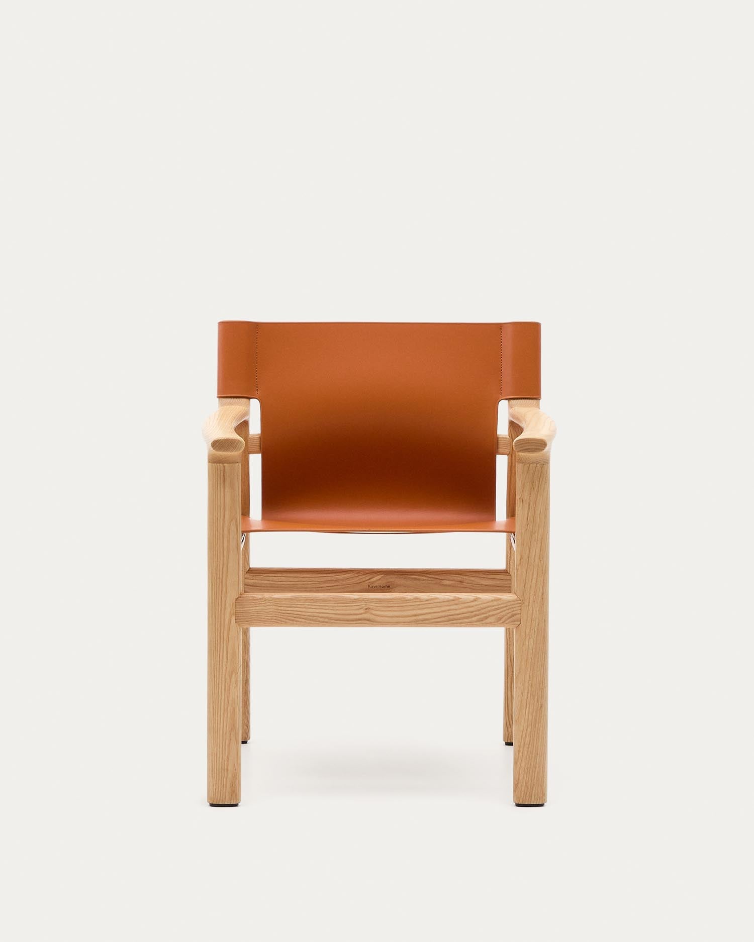 Stuhl Jan aus recycelten Lederfasern in Hellbraun und massivem Eschenholz FSC 100 % mit Finish in natürlichem Farbton in Orange präsentiert im Onlineshop von KAQTU Design AG. Stuhl ist von Kave Home