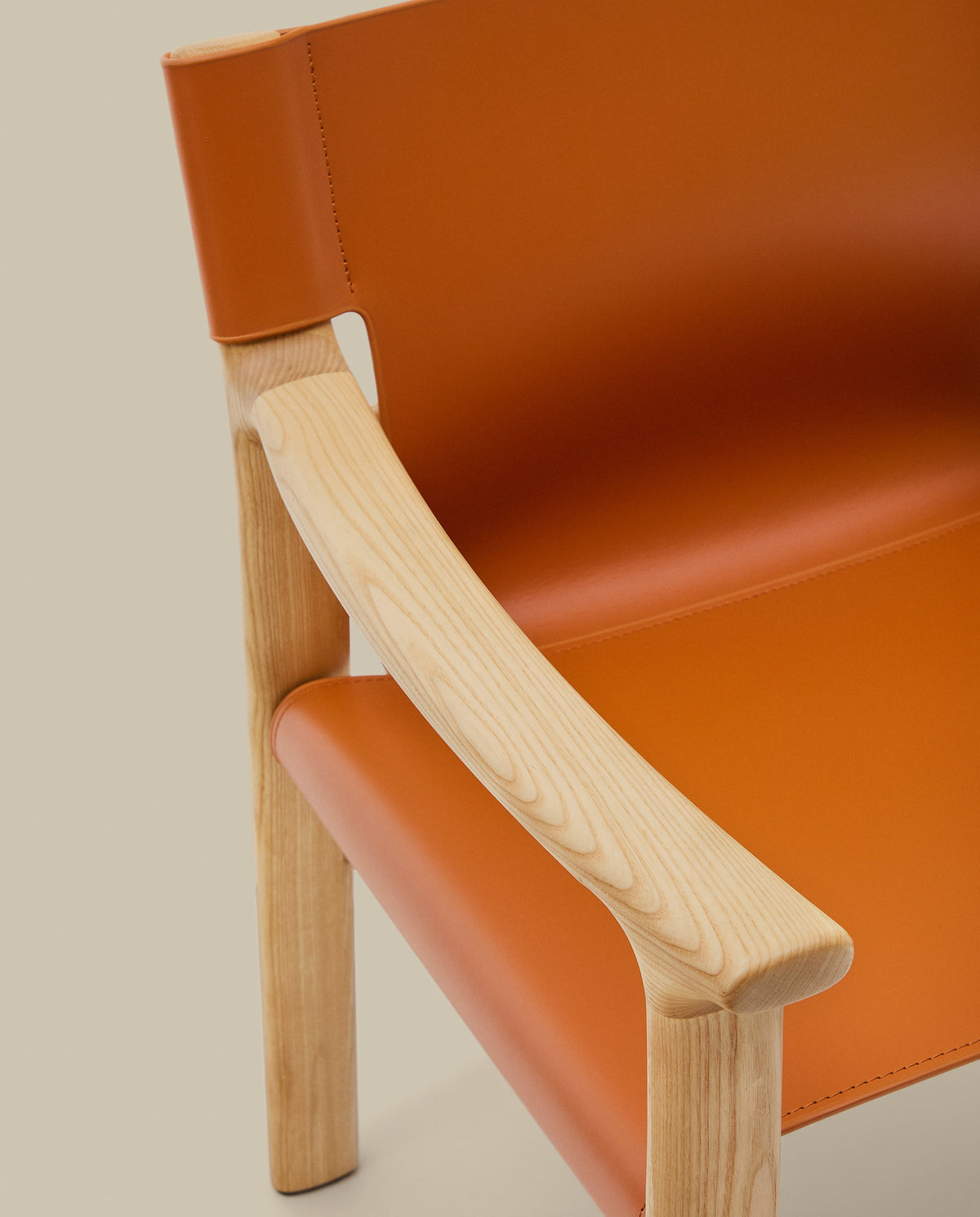 Stuhl Jan aus recycelten Lederfasern in Hellbraun und massivem Eschenholz FSC 100 % mit Finish in natürlichem Farbton in Orange präsentiert im Onlineshop von KAQTU Design AG. Stuhl ist von Kave Home