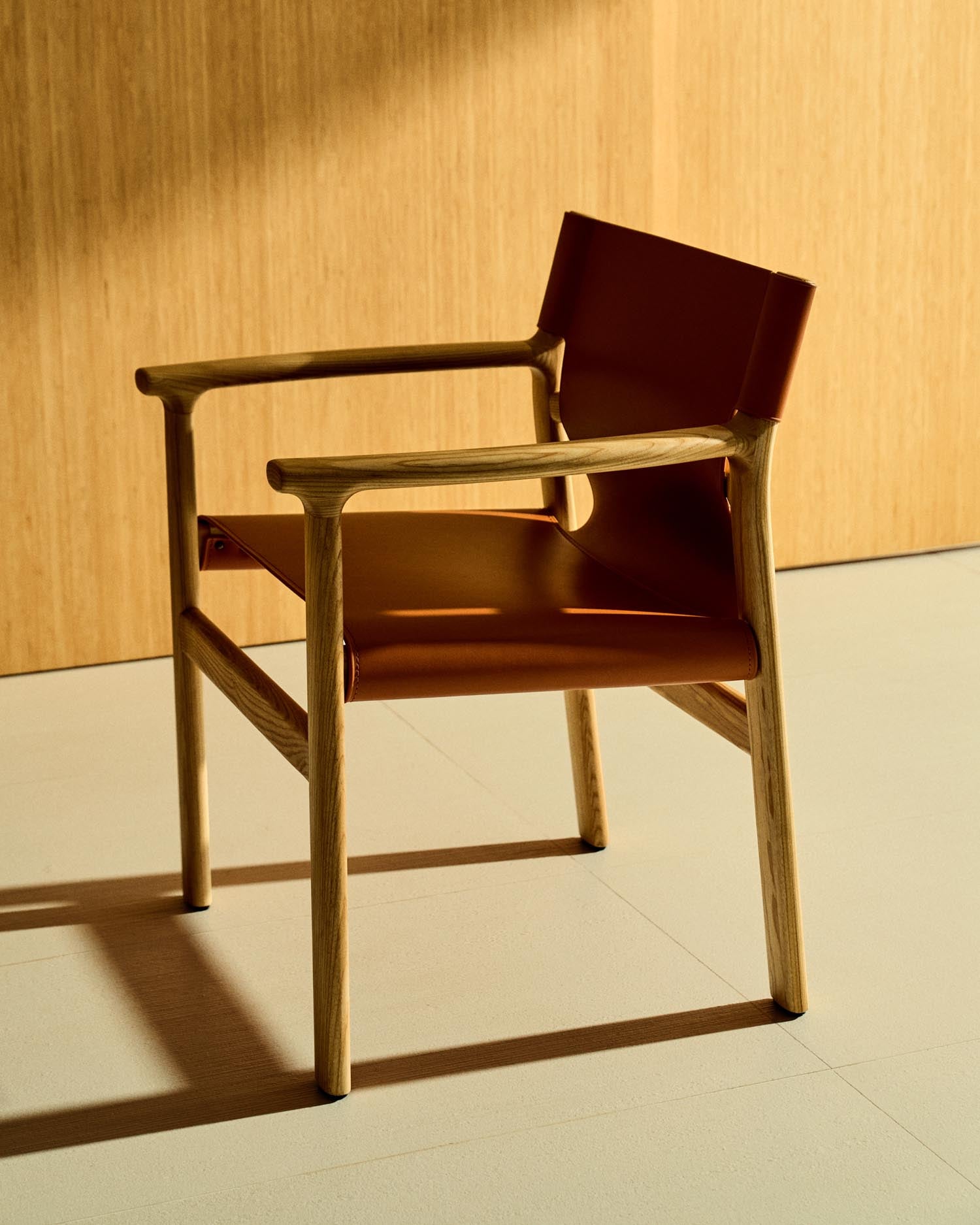 Stuhl Jan aus recycelten Lederfasern in Hellbraun und massivem Eschenholz FSC 100 % mit Finish in natürlichem Farbton in Orange präsentiert im Onlineshop von KAQTU Design AG. Stuhl ist von Kave Home