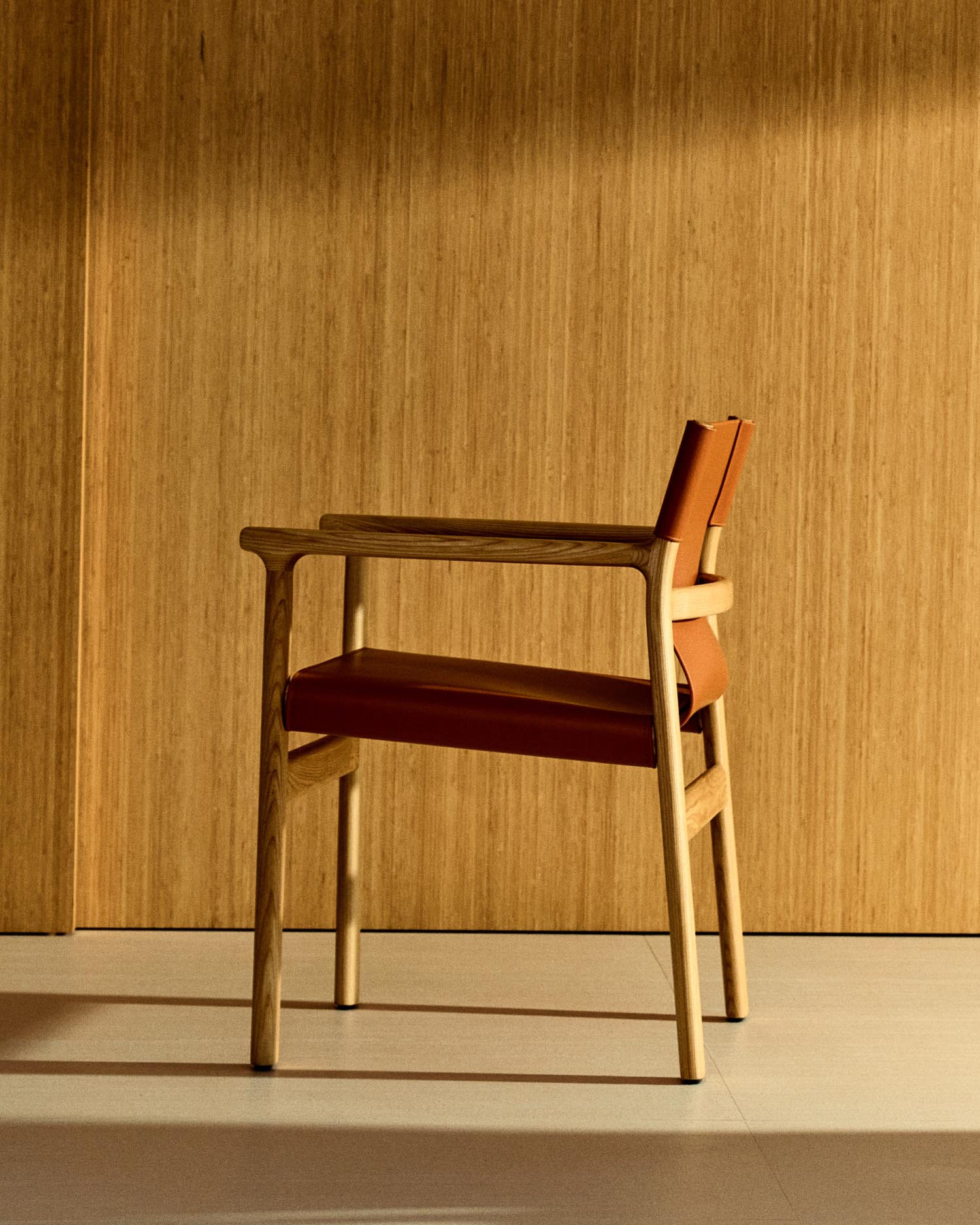 Stuhl Jan aus recycelten Lederfasern in Hellbraun und massivem Eschenholz FSC 100 % mit Finish in natürlichem Farbton in Orange präsentiert im Onlineshop von KAQTU Design AG. Stuhl ist von Kave Home