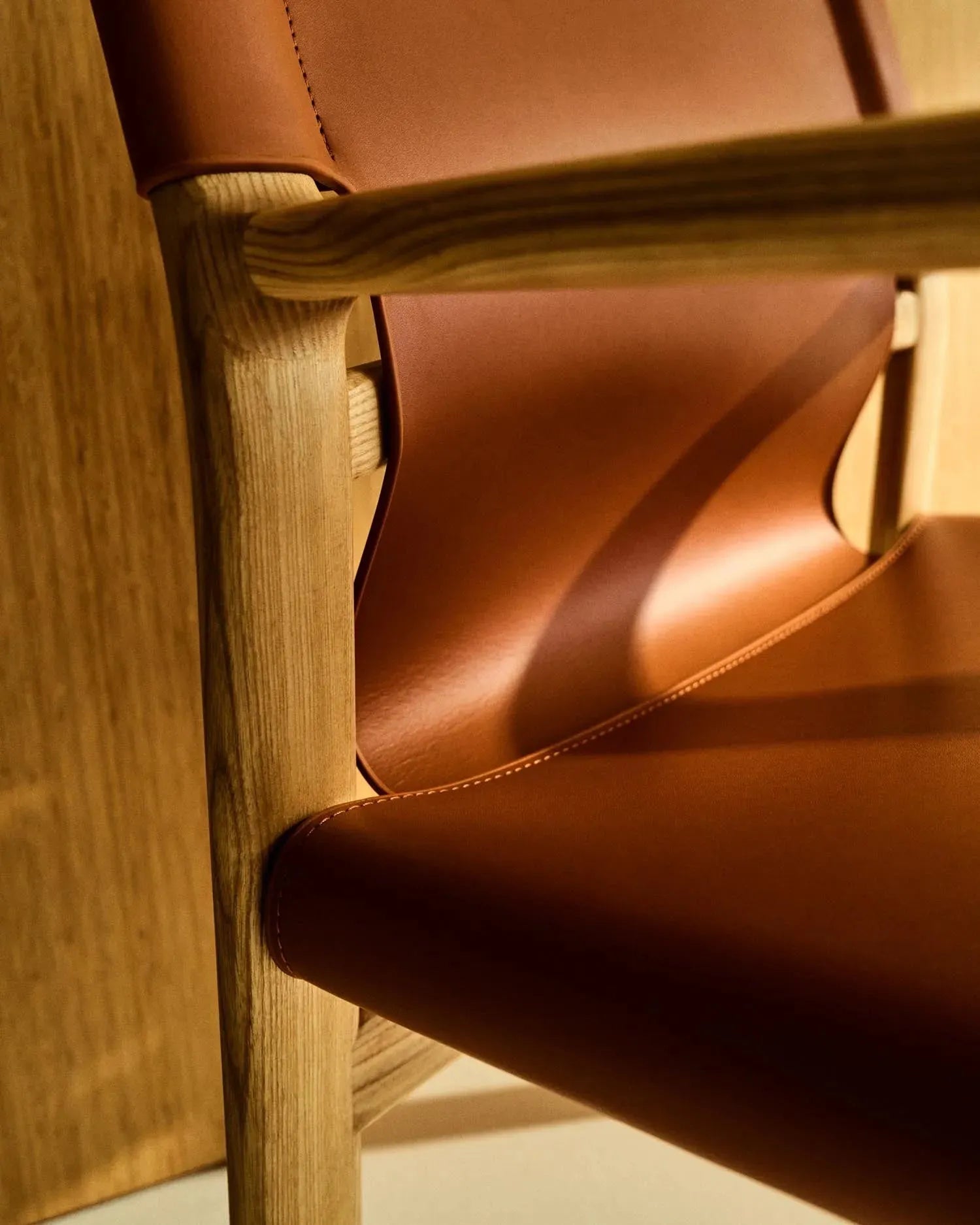 Stuhl Jan aus recycelten Lederfasern in Hellbraun und massivem Eschenholz FSC 100 % mit Finish in natürlichem Farbton in Orange präsentiert im Onlineshop von KAQTU Design AG. Stuhl ist von Kave Home