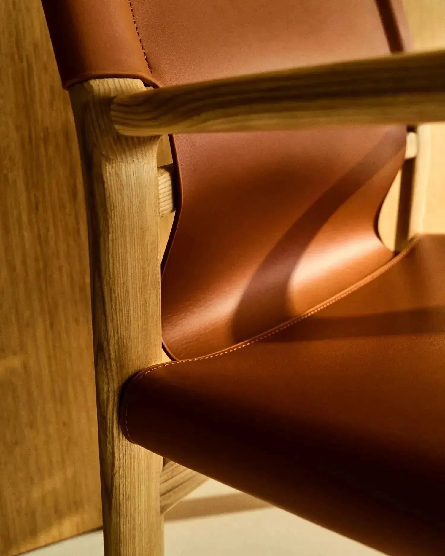 Stuhl Jan aus recycelten Lederfasern in Hellbraun und massivem Eschenholz FSC 100 % mit Finish in natürlichem Farbton in Orange präsentiert im Onlineshop von KAQTU Design AG. Stuhl ist von Kave Home