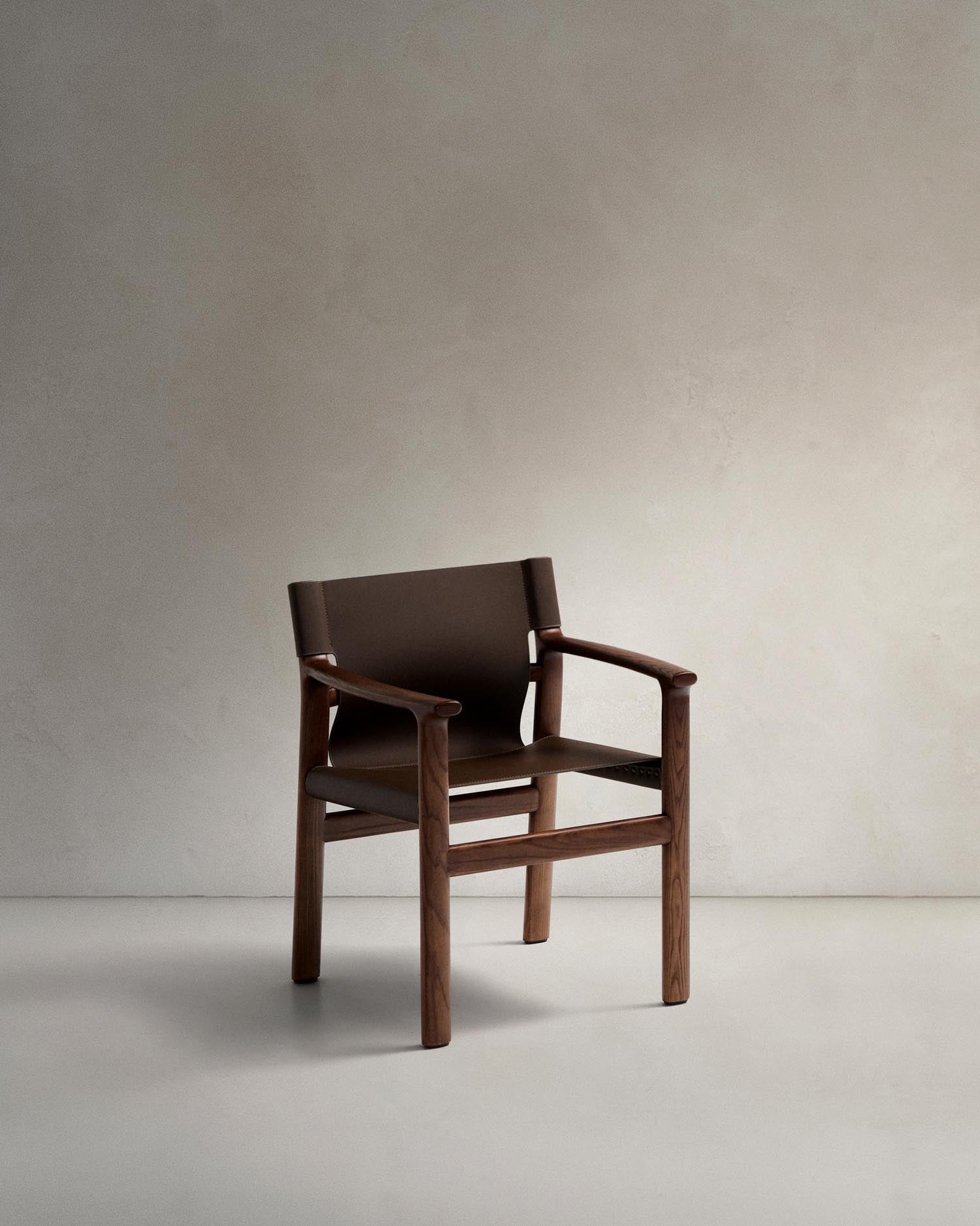 Stuhl Jan aus recycelten Lederfasern in Dunkelbraun und massivem Eschenholz FSC 100 % mit Nussbaum-Finish in Dunkelbraun präsentiert im Onlineshop von KAQTU Design AG. Stuhl ist von Kave Home