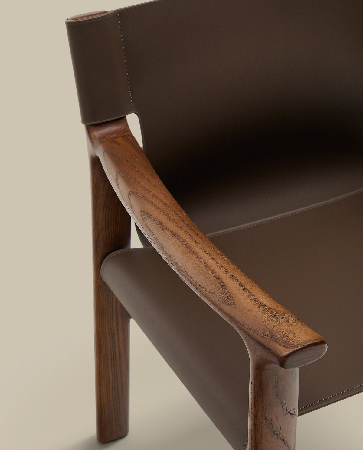 Stuhl Jan aus recycelten Lederfasern in Dunkelbraun und massivem Eschenholz FSC 100 % mit Nussbaum-Finish in Dunkelbraun präsentiert im Onlineshop von KAQTU Design AG. Stuhl ist von Kave Home