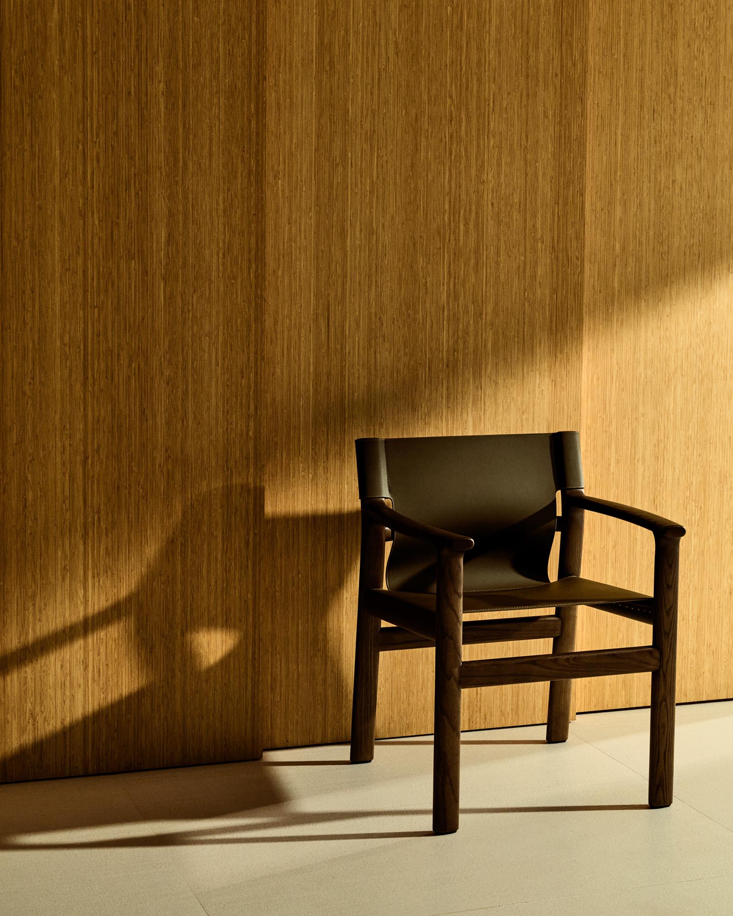 Stuhl Jan aus recycelten Lederfasern in Dunkelbraun und massivem Eschenholz FSC 100 % mit Nussbaum-Finish in Dunkelbraun präsentiert im Onlineshop von KAQTU Design AG. Stuhl ist von Kave Home