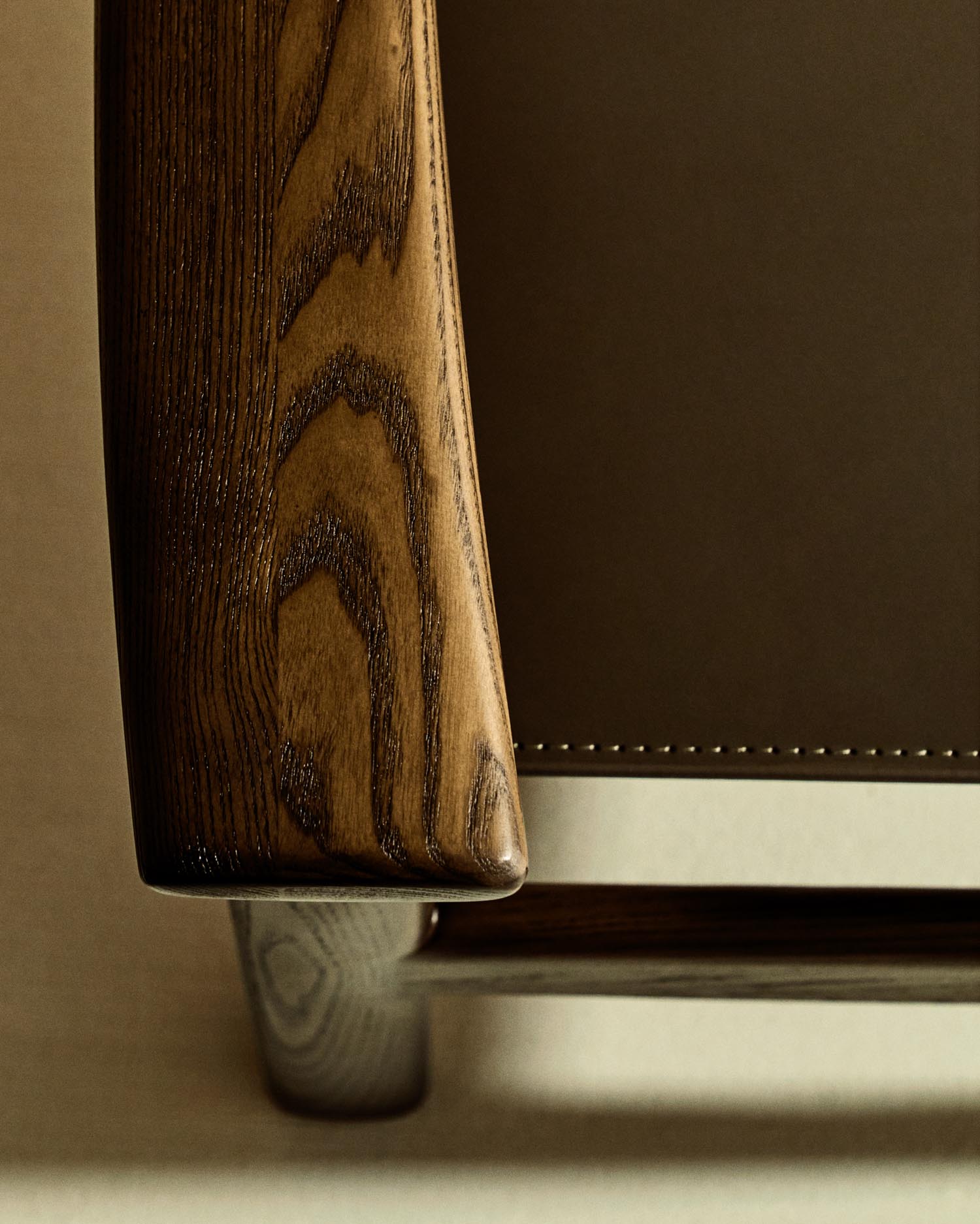 Stuhl Jan aus recycelten Lederfasern in Dunkelbraun und massivem Eschenholz FSC 100 % mit Nussbaum-Finish in Dunkelbraun präsentiert im Onlineshop von KAQTU Design AG. Stuhl ist von Kave Home