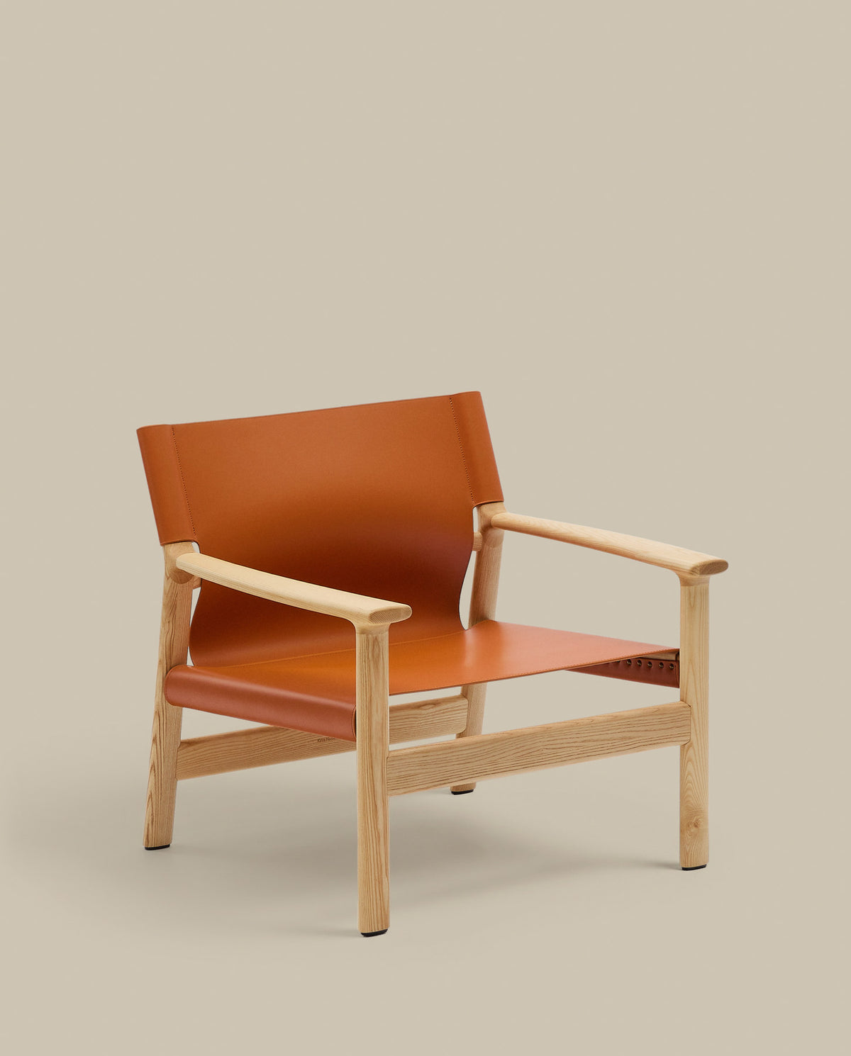Sessel Jan aus recycelten Lederfasern in Hellbraun und massivem Eschenholz FSC 100 % mit Finish in natürlichem Farbton in Orange präsentiert im Onlineshop von KAQTU Design AG. Sessel ist von Kave Home
